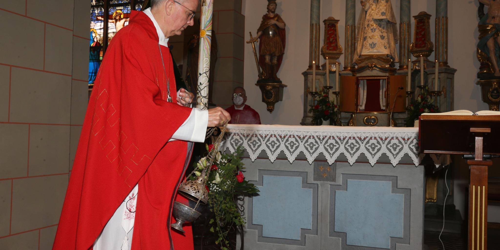 Die feierliche Segnung der renovierten Pfarrkirche in Mertloch. Foto: Bistum Trier/Elvira Bell