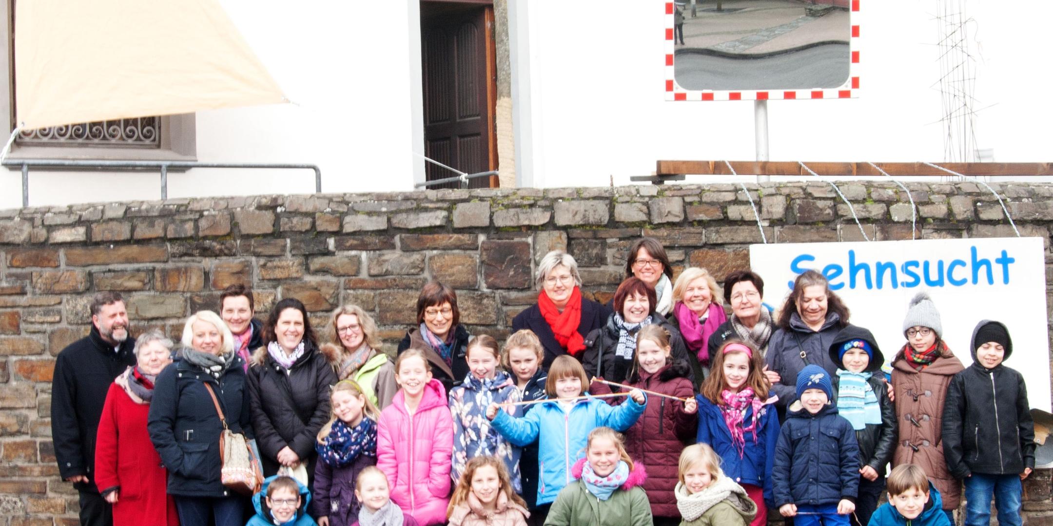 Mit dem Setzen eines Segels an der Kirche in Heimbach-Weis wurde die Veranstaltungsreihe der Pfarrgemeinde Heimbach-Weis-Gladbach 'Sehnsucht nach Me(h)er - Werde Botschafter für Eine-Welt' eröffnet.