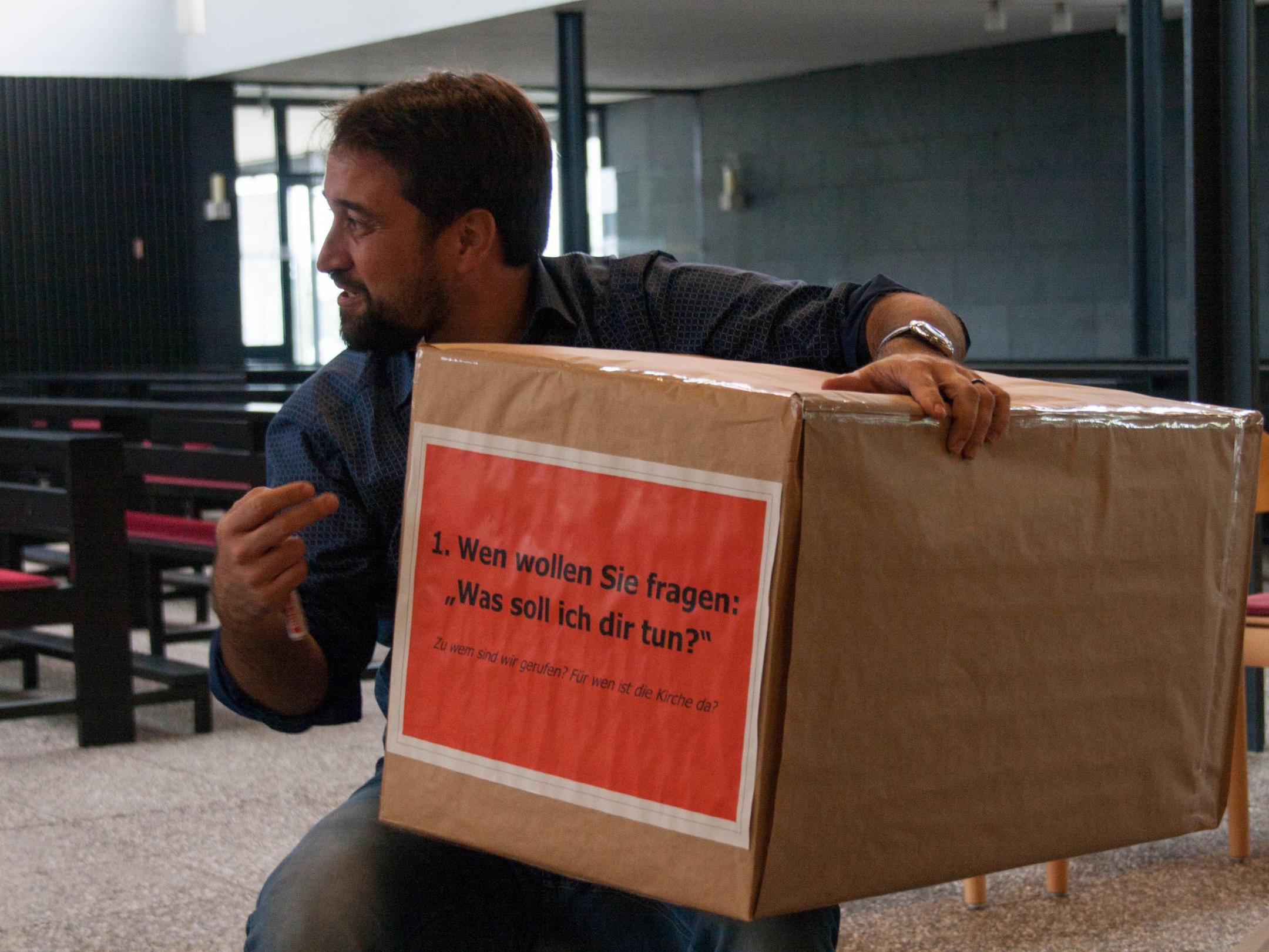 Erkunder Michael Meyer fragt die Teilnehmenden nach ihrer Meinung.