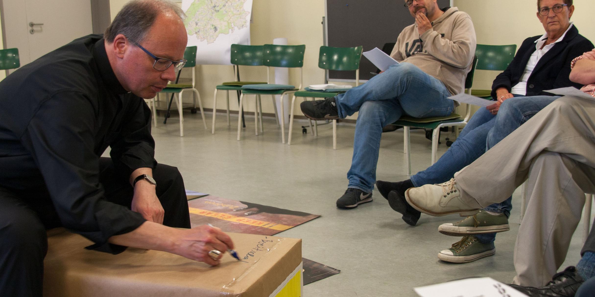 Wie wollen wir in Zukunft Kirche sein? In der 'Sehschule' in Idar-Oberstein übernahme auch Bischof Ackermann die Leitung für eine Gruppenarbeit.