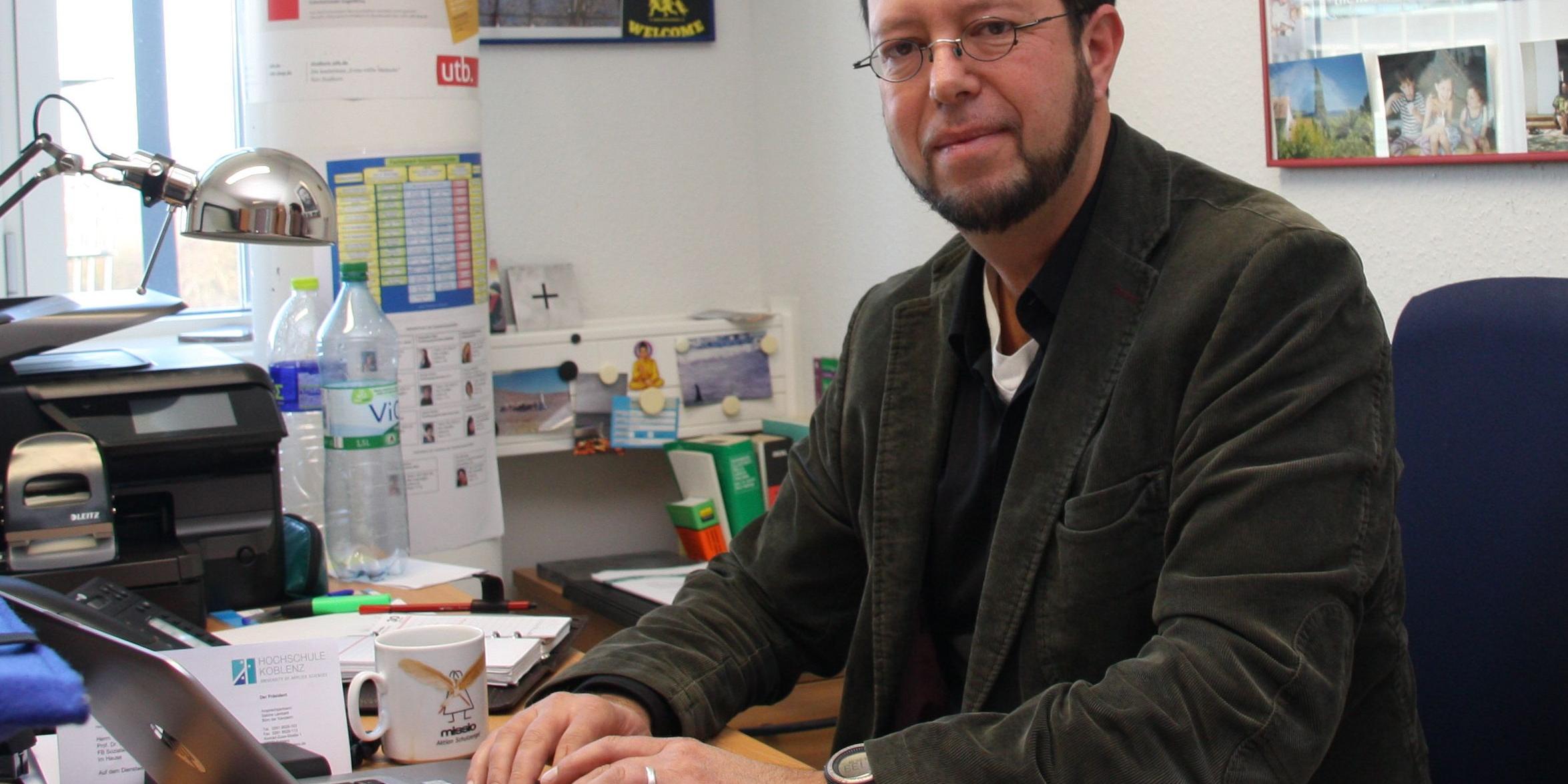 Dr. Marc-Ansgar Seibel an seinem neuen Arbeitsplatz an der Hochschule in Koblenz.