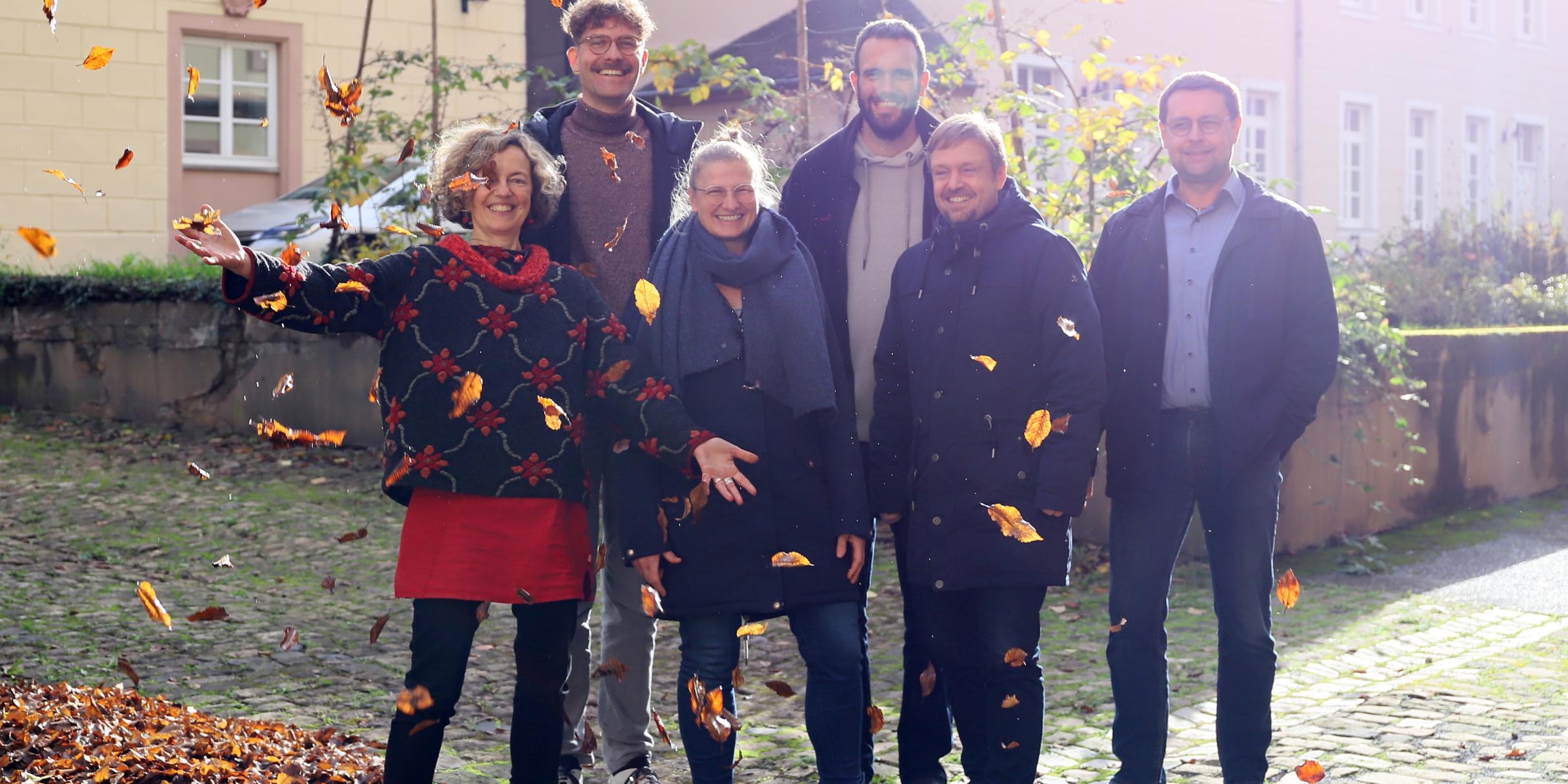 Coach Elisabeth Zenner (Mitte) mit ihrem Team Anne Ferner-Steuer, Dennis Halft, Dominic Lück, Jörg Koch und Thomas Kaspar (v.l.n.r). (Foto: Inge Hülpes / Bistum Trier)
