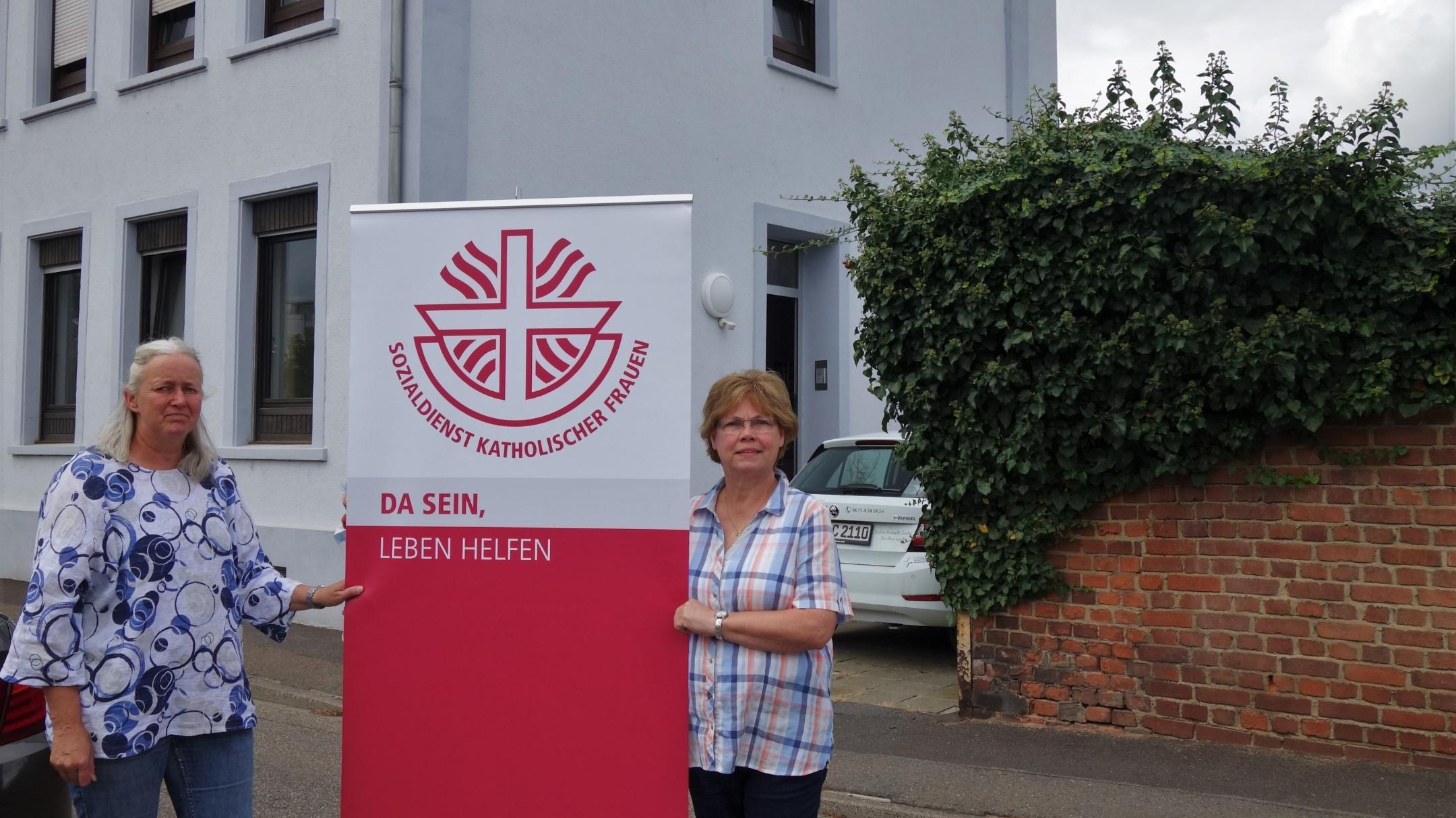 Die Vorstandsmitglieder des SkF Monika Zimmermann (links) und Hannelore Wagner stellen den Verein vor. Foto: Julia Fröder