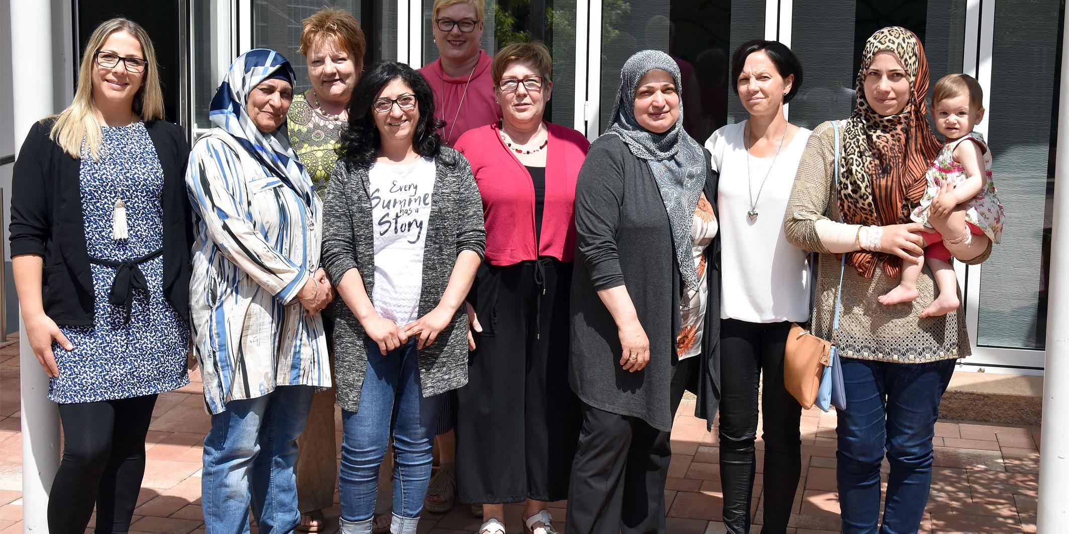 vlnr: Fatima Issa, Iman Jaffar-Amir, Marion Groß, Zeynep Cinakni, Andrea Wolter, Ulrike Lang, Amina Darwisch, Marion Matula, Yosra Alhariri mit Baby