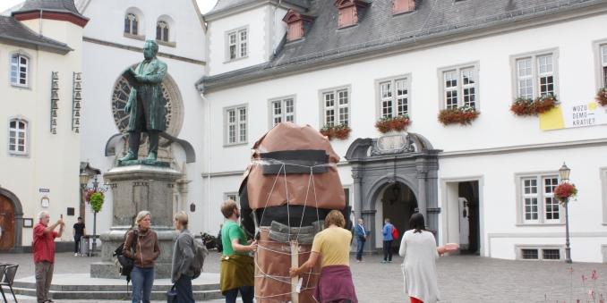Das Foto zeigt den Transport der noch verhüllten Skulptur in die Citykirche.