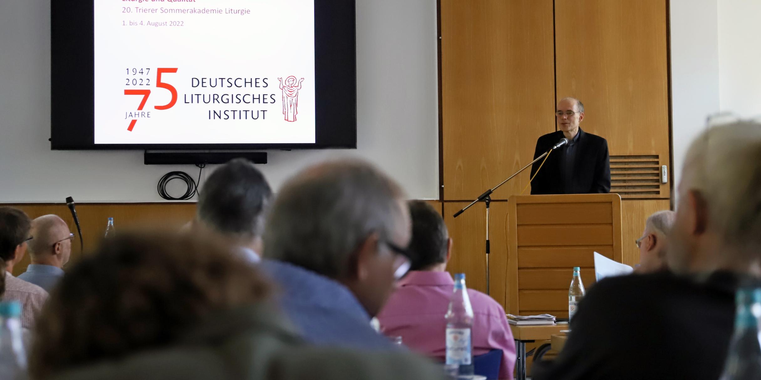 Die 20. Trierer Sommerakademie beschäftigt sich mit Liturgie und Qualität. Auf dem Podium: Pfr. Dr. Marius Linnenborn. Foto: Inge Hülpes/Bistum Trier