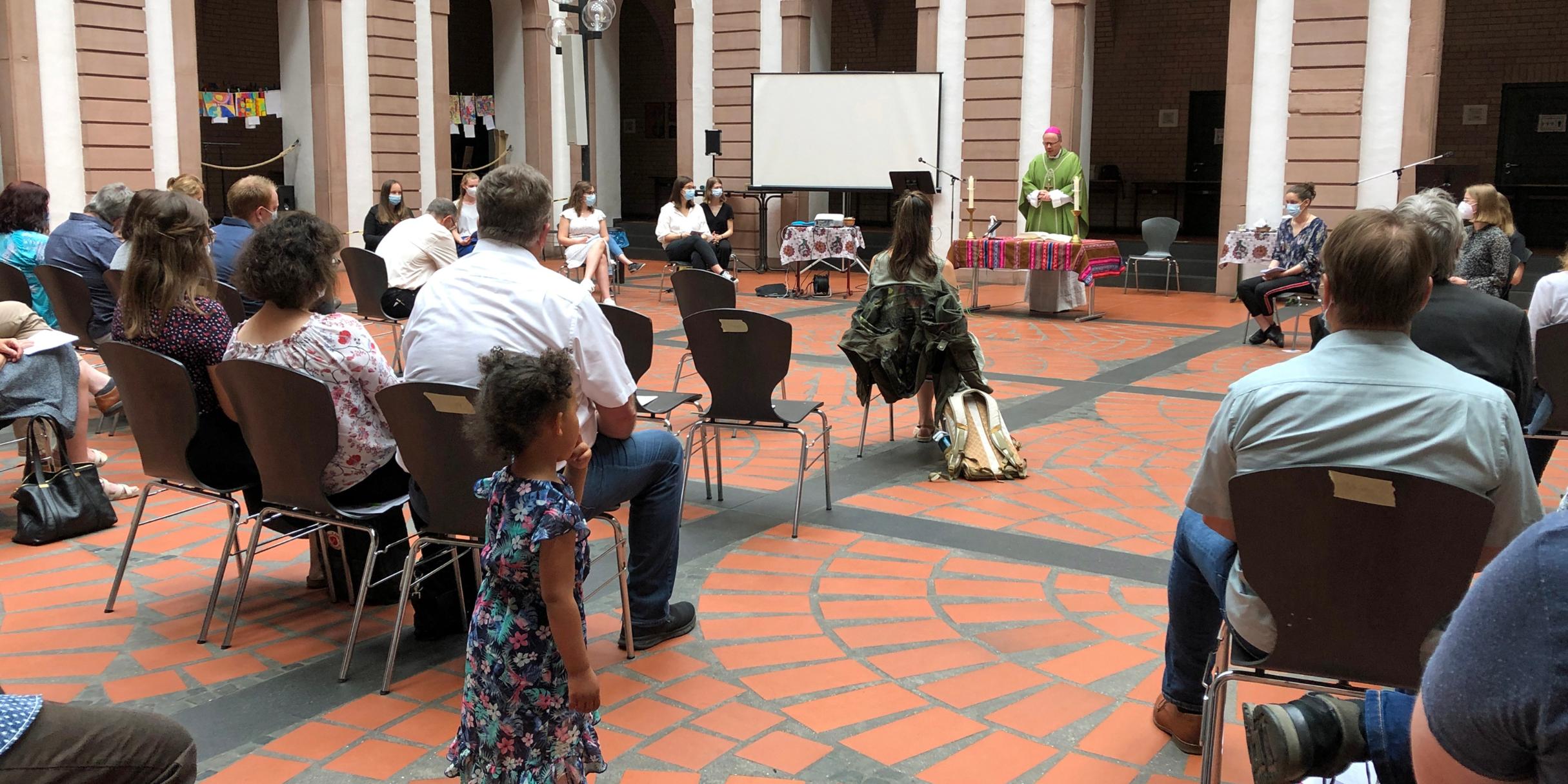 12 junge Freiwillige und deren Familien kamen in der Aula des Angela-Merici-Gymnasiums zusammen, um gemeinsam mit dem Bischof Eucharistie zu feiern (Fotos: Inge Hülpes/Bistum Trier)