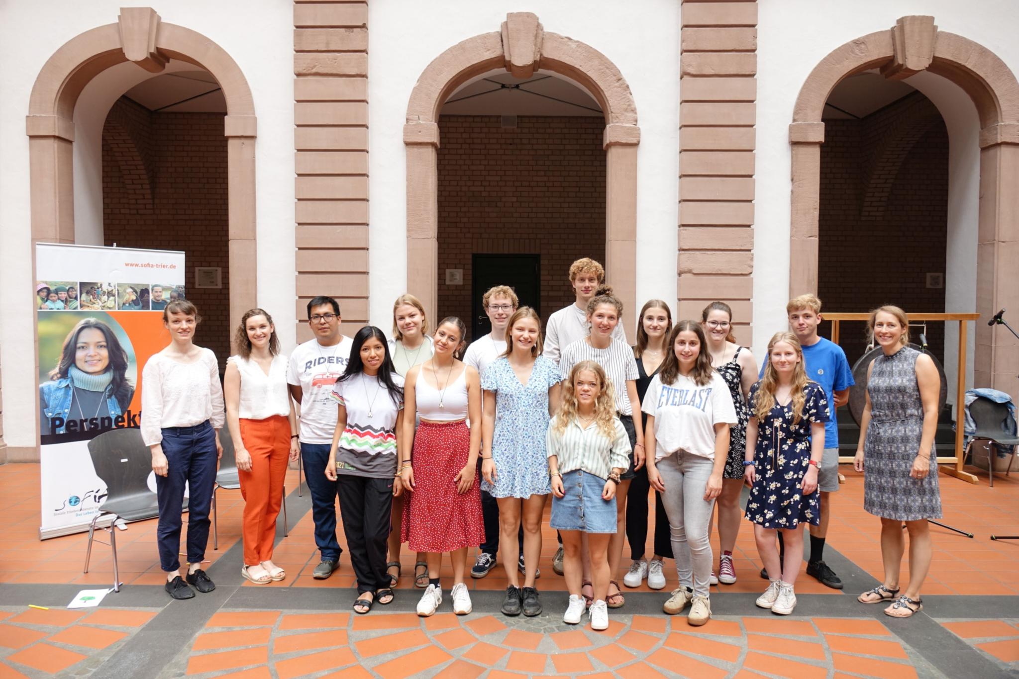 Die diesjährigen Freiwilligen zusammen mit den SoFiA-Referentinnen Judith Weyand (r.) sowie Victoria Steinmetz und Lioba Hamacher (l.) (Foto: Bistum/Foltin)