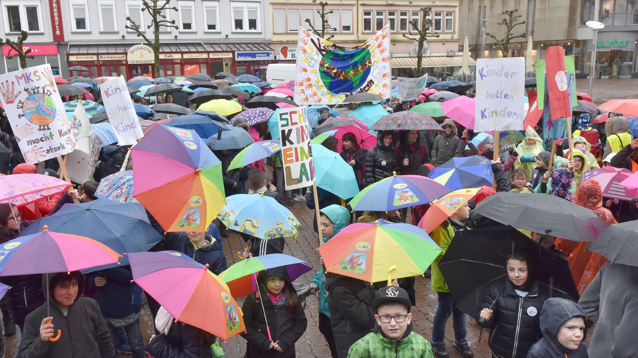 Nicht einmal der Regen konnte die Schülerinnen und Schüler der Maximilian-Kolbe-Schule von ihrem Solidaritätsmarsch abhalten. (Foto: Hans Georg Schneider)