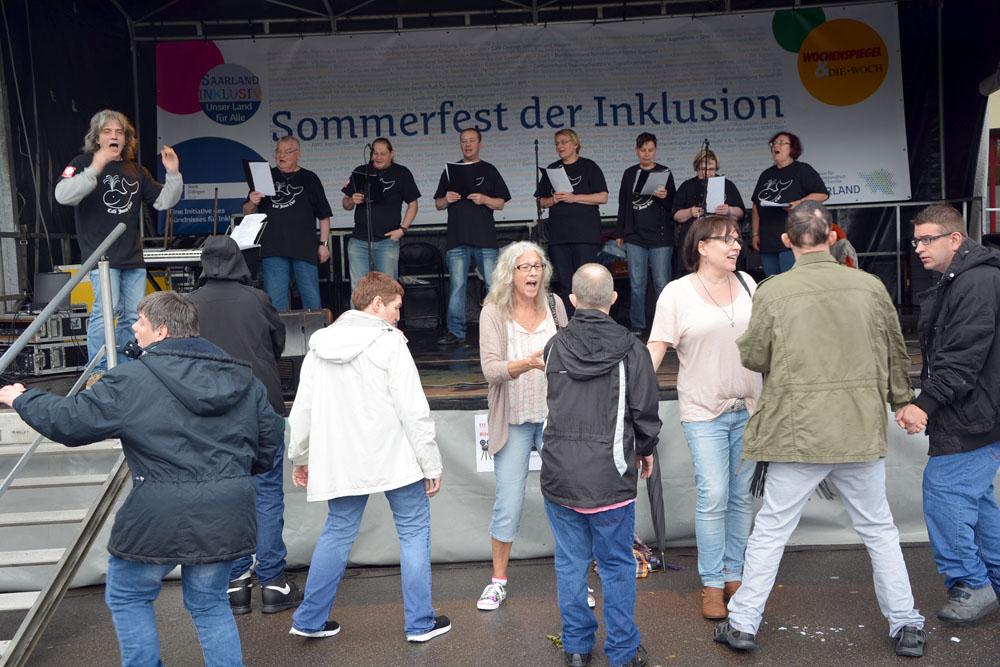 Der „Café Jonas Chor“ gab zum Abschluss des Festes alles. Für einige Minuten schafften sie es sogar den Regen zu vertreiben.