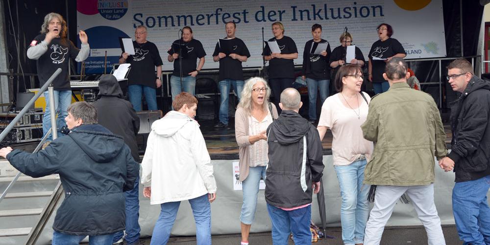 Der „Café Jonas Chor“ gab zum Abschluss des Festes alles. Für einige Minuten schafften sie es sogar den Regen zu vertreiben.