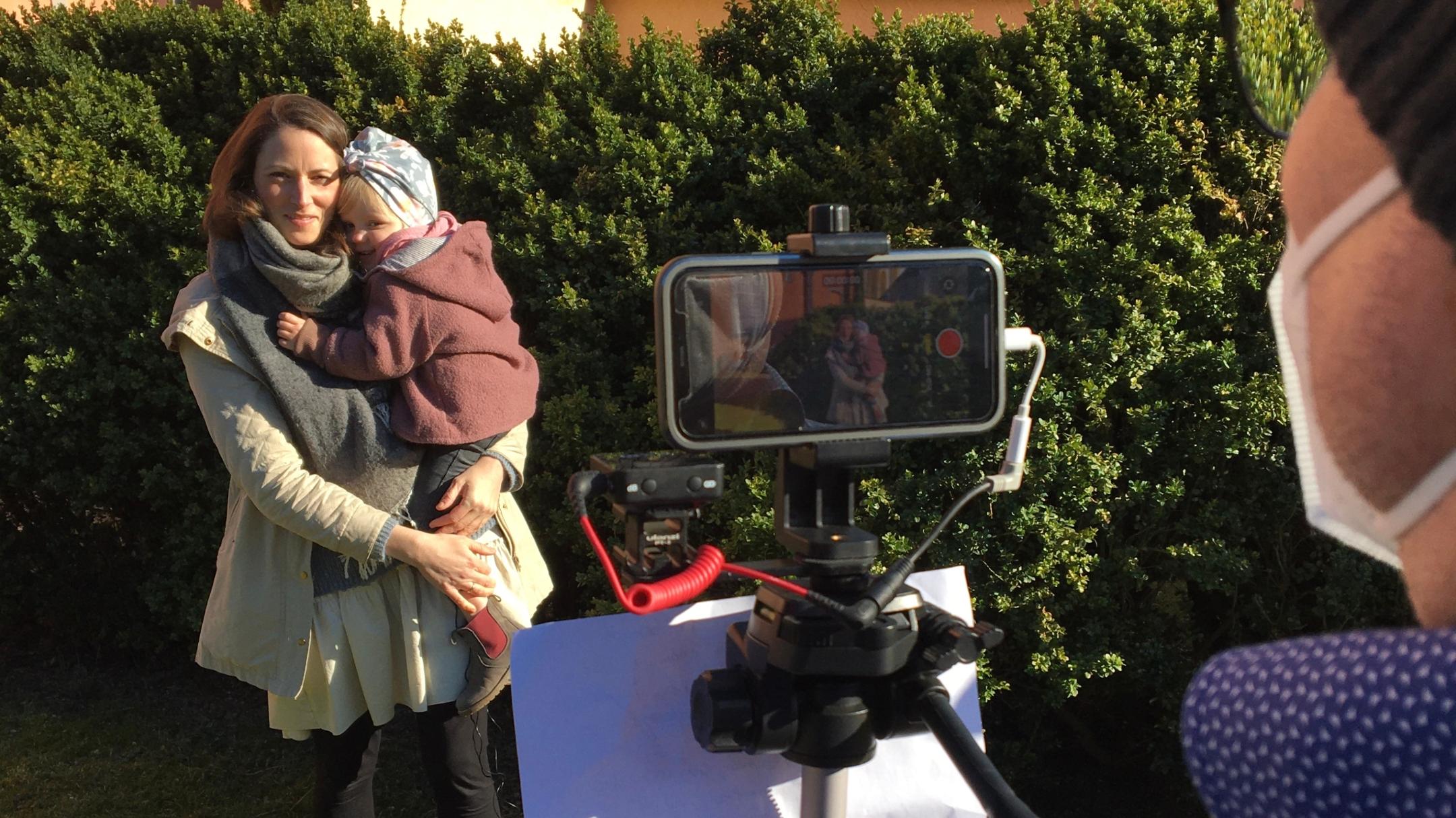 Nina Kappen steht mit ihrer Tochter für die Jubiläumsausgabe vom Sonntagswort vor der Kamera. Techniker Markus Bauer hat alles im Blick. Foto: Julia Fröder