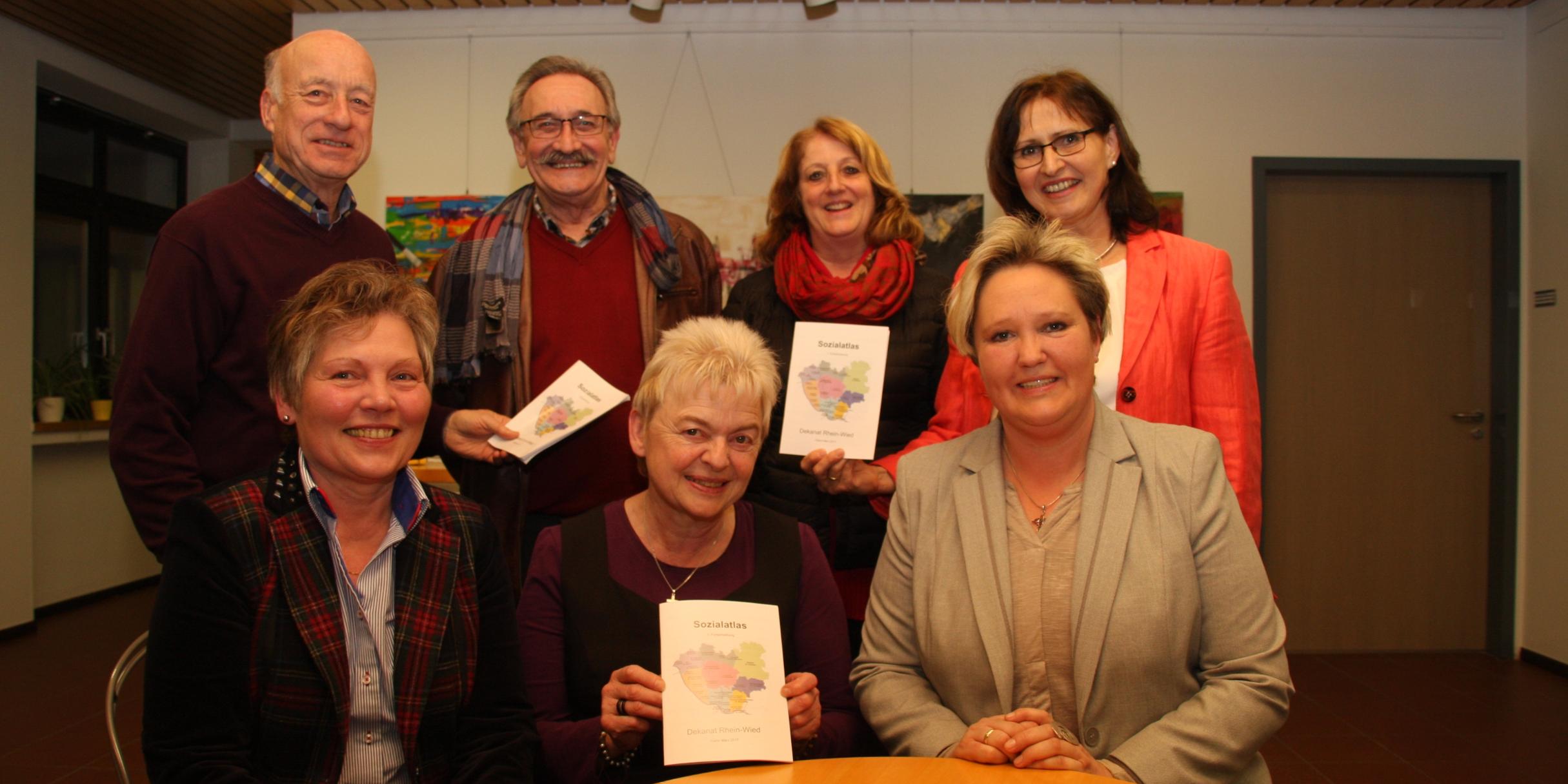 Das Team bei der Vorstellung des neuen 'Sozialatlas' (jf)