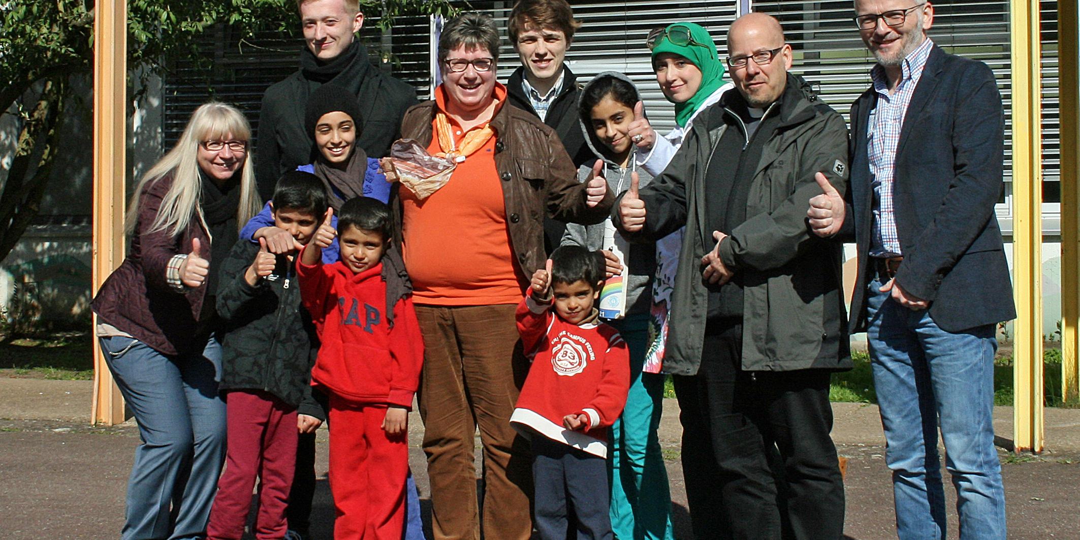 Die Flüchtlingskinder freuen sich mit (von links nach rechts) Sabine Graf (Sozialdienst Caritasverband Trier), Elias Karr (Vorbereitungskurs Priesterseminar), Christine Imping-Schaffrath, Mathieu Valet (Vorbereitungskurs Priesterseminar), Sara Elsherif, Oliver Laufer-Schmitt und Matthias Hommerding.