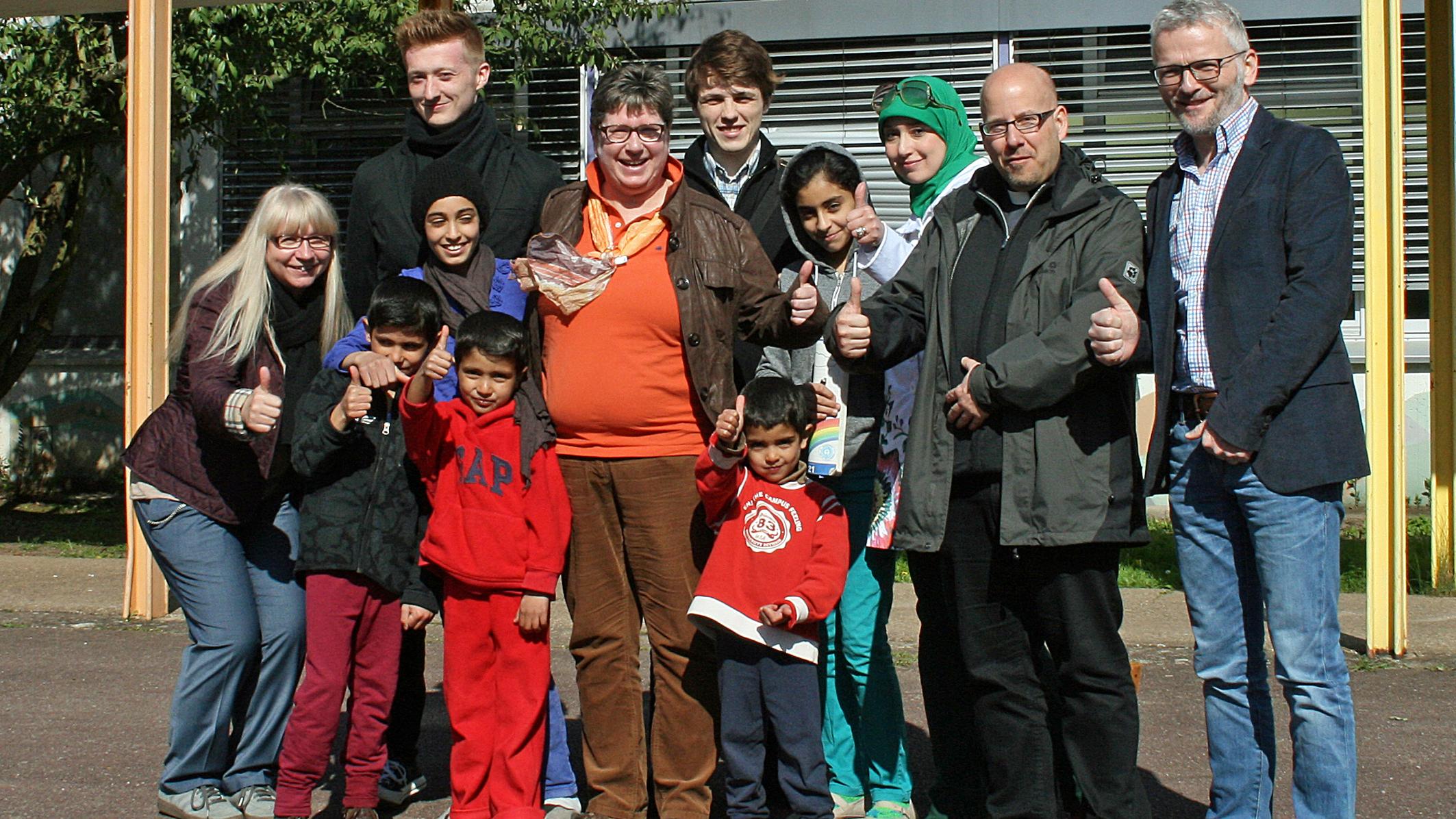 Die Flüchtlingskinder freuen sich mit (von links nach rechts) Sabine Graf (Sozialdienst Caritasverband Trier), Elias Karr (Vorbereitungskurs Priesterseminar), Christine Imping-Schaffrath, Mathieu Valet (Vorbereitungskurs Priesterseminar), Sara Elsherif, Oliver Laufer-Schmitt und Matthias Hommerding.