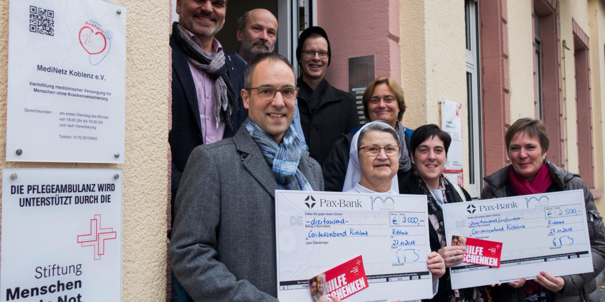 Michaela Marx (2.v.re.) und Thomas Theis (1. Reihe li.) von der Stiftung übergeben die Spendenschecks an die Fachberatungsstelle.