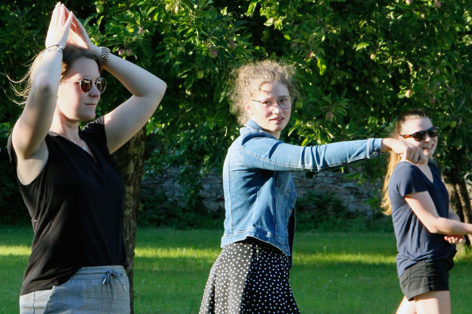 Jugendleiter beim Spiel 'Ritter, Prinzessin, Drache'