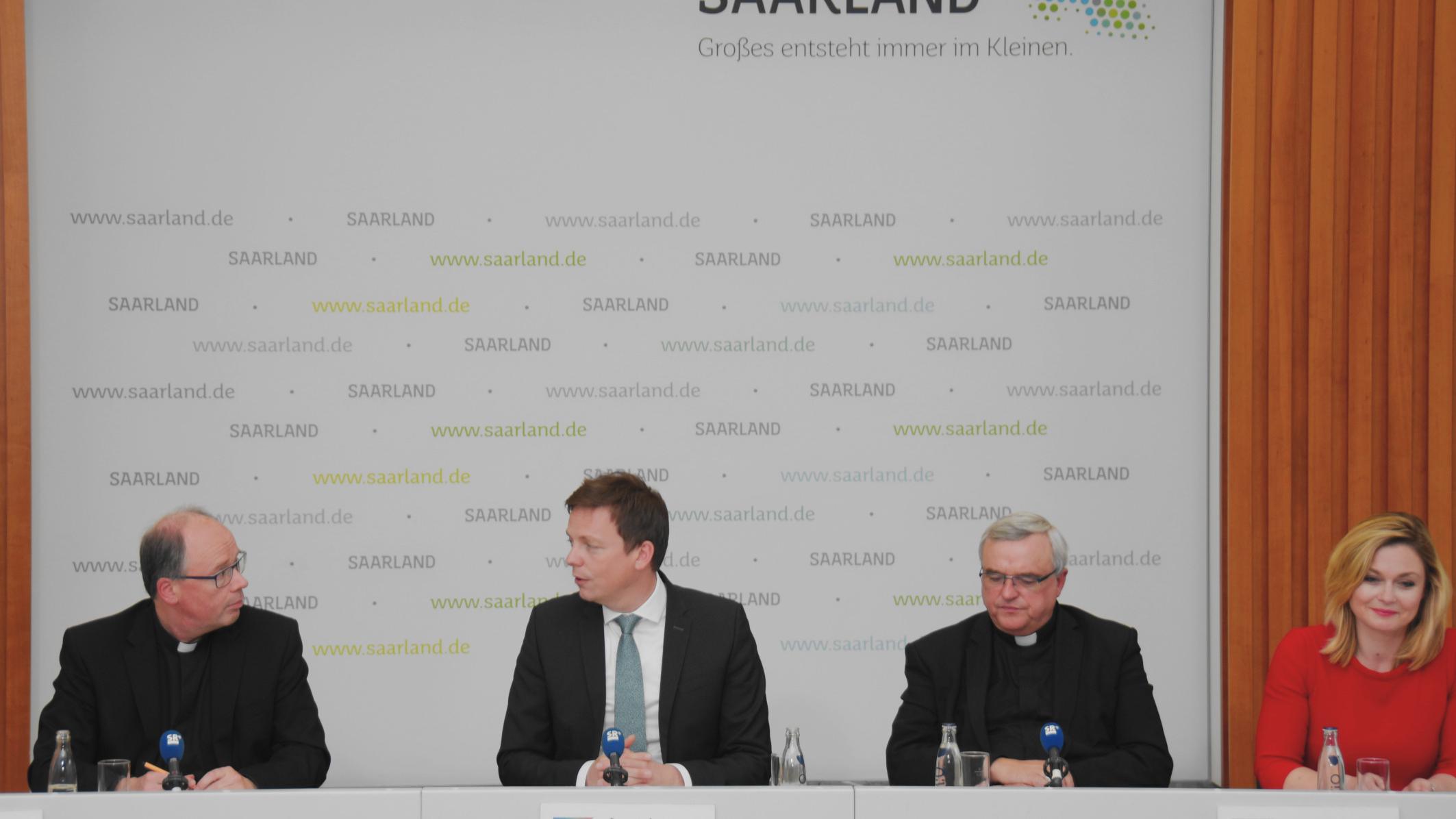 Bischof Stephan Ackermann (l.) und Bischof Karl-Heinz Wiesemann (2.v.r.) stellten sich zusammen mit Ministerpräsident Tobias Hans (2.v.l.) im Anschluss an das Gespräch den Fragen von Reportern.