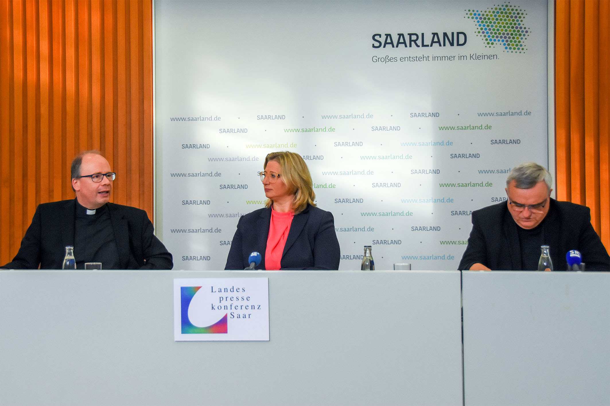 Bischof Dr. Stephan Ackermann, die stellvertretende Ministerpräsidentin, Ministerin Anke Rehlinger und Bischof Dr. Karl-Heinz Wiesemann.