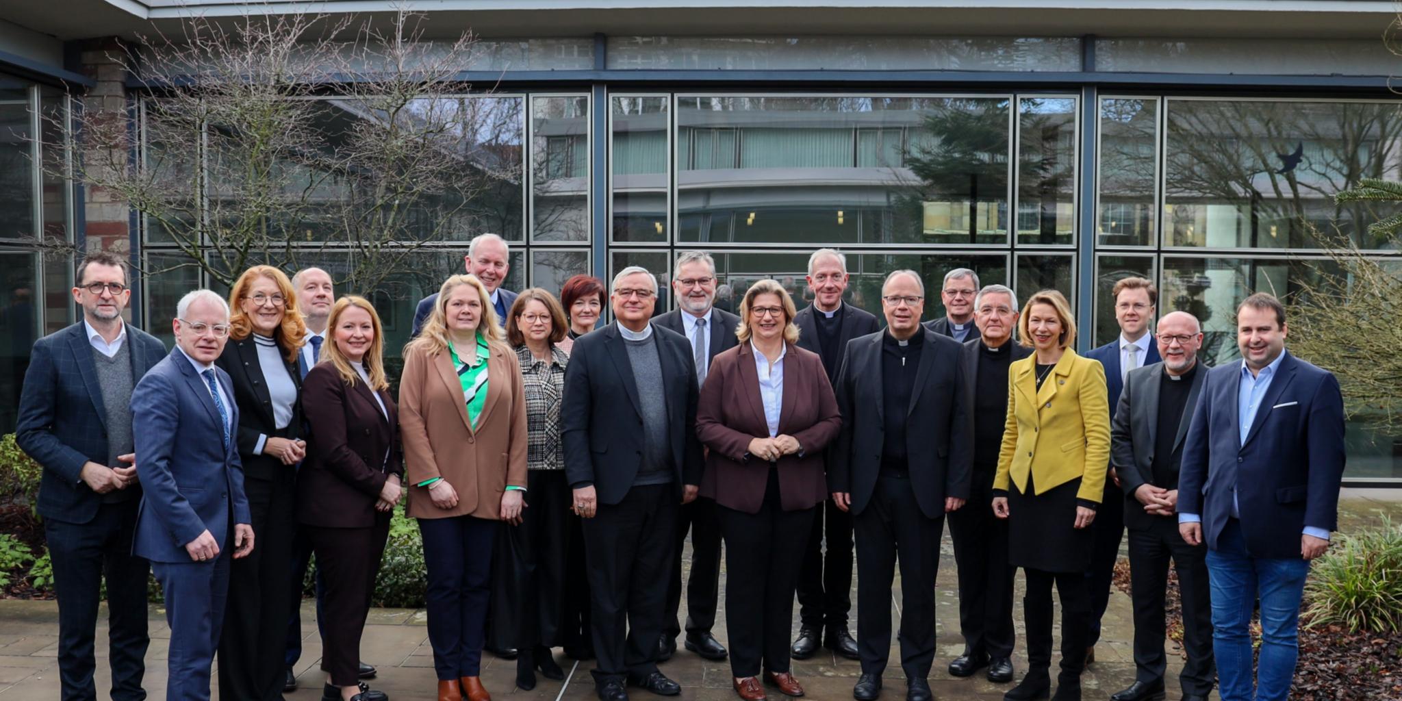 Vertreterinnen und Vertreter der Bistümer Speyer und Trier haben sich mit der saarländischen Landesregierung zum konstruktiven Austausch getroffen. Foto: Staatskanzlei des Saarlandes/Schepp