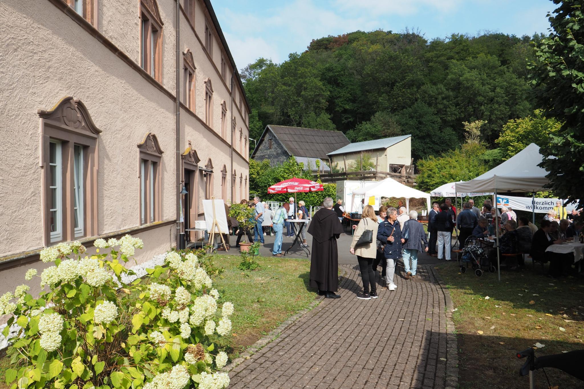 Anschließend wurde im Klostergarten gefeiert.