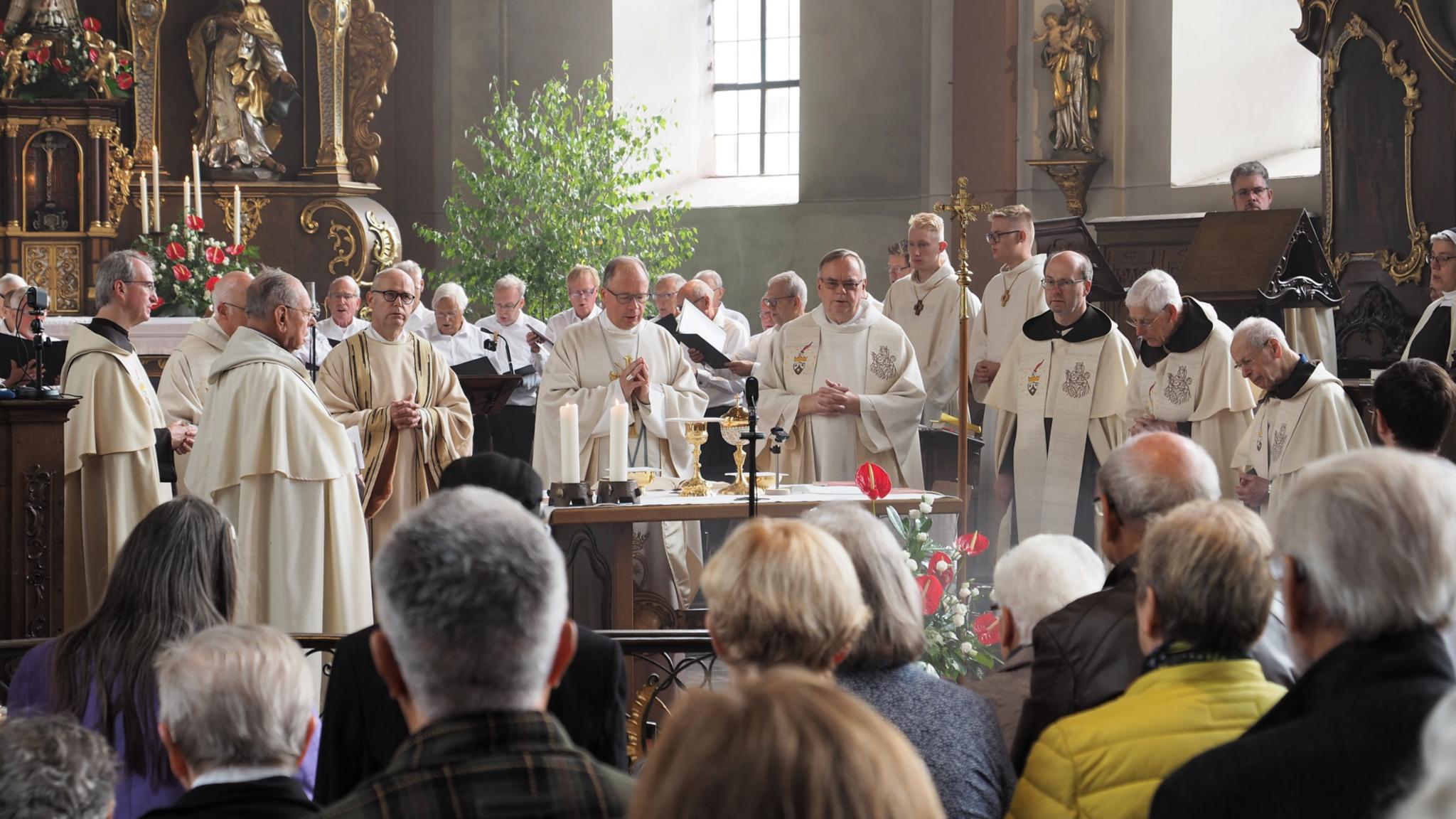 Bischof Stephan Ackermann feierte den Festgottesdienst im Kreise der Karmeliten ind er vollbesetzten Klosterkirche.
