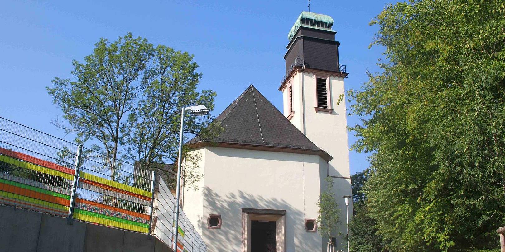 In der Kirche St. Hubertus in Jägersfreude wird Dalìs Bilderzyklus 'Biblia Sacra' ausgestellt. Foto: Pfarrei St. Marien Dudweiler