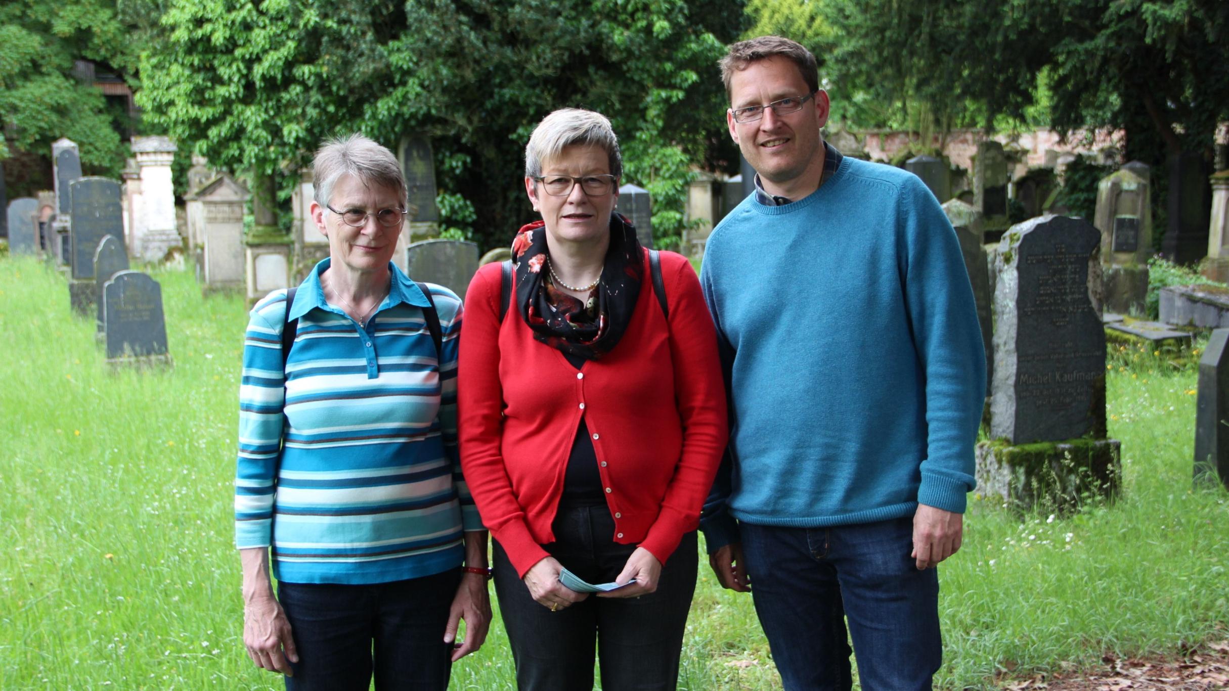 Waltraud Stahl (Hospiz Verein Trier), Beate Barg und Roland Hinzmann (Dekanat Schweich-Welschbillig; vlnr) bei einer Führung am jüdischen Friedhof Trier - eine der Veranstaltungen des Projekts.