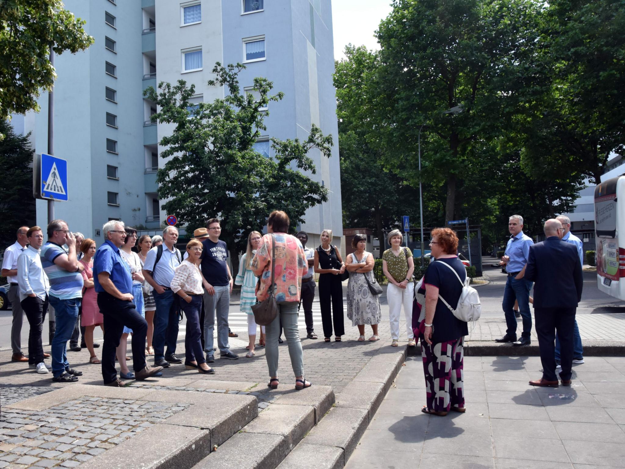 Die Sozialarbeiterinnen Claudia Bickel und Elisabeth Lauf führten die Gruppe durch das Quartier Folsterhöhe. Foto: Ute Kirch