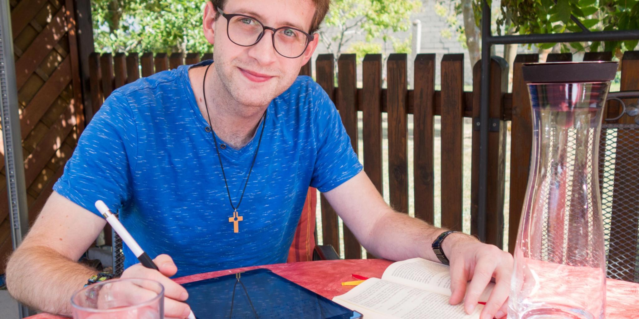 Jonas Staudt beim Schreiben der Predigt: „Sie muss lebensrelevant sein, dann wird das Evangelium konkret“