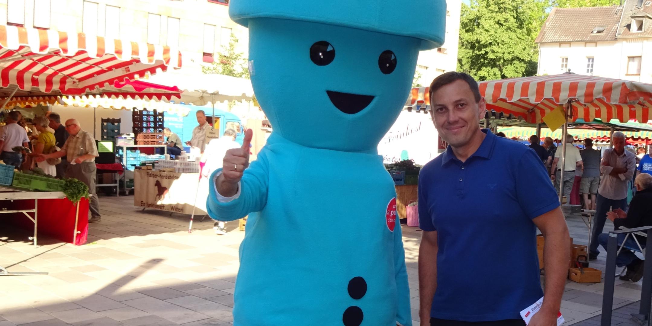 Stecky (Stromspar-Helfer Mihail Berendeev) und sein Kollege Evgeniy Oblap.