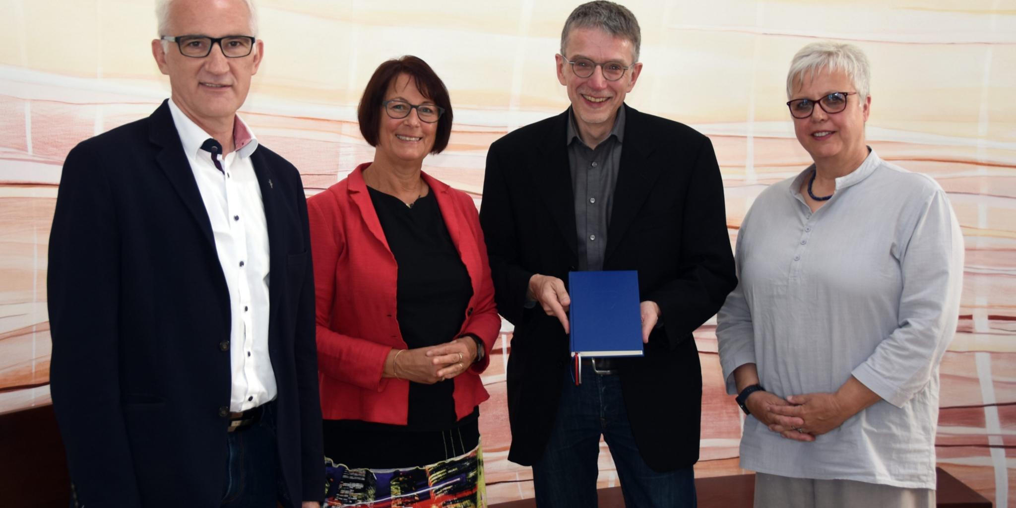 Diakon Wolfang Schu (Caritas Trägergesellschaft Saarbrücken), Martina Paulus (Krankenhausseelsorgerin Marienhausklinikum St. Josef Kohlhof), Stefan Nober (Abteilung Pastorale Grundaufgaben im Bischöflichen Generalvikariat Trier) und Andrea Michely (Krankenhausseelsorgerin Knappschaftsklinikum Sulzbach) (von links) präsentieren die Neuauflage der Sterberituale. Foto: Ute Kirch/Bistum Trier