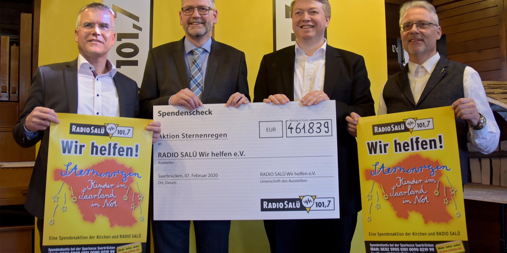 Caritas-Direktor Michael Groß (l.) nahm den Spendenscheck stellvertretend für Caritas und Diakonie von Radio Salü Geschäftsführer Michael Mezödi, Staatssekretär Henrik Eitel und Pfarrer Wolfgang Glitt, Vorsitzender des Vereins Radio Salü Wir helfen e.V. (vlnr.) entgegen.