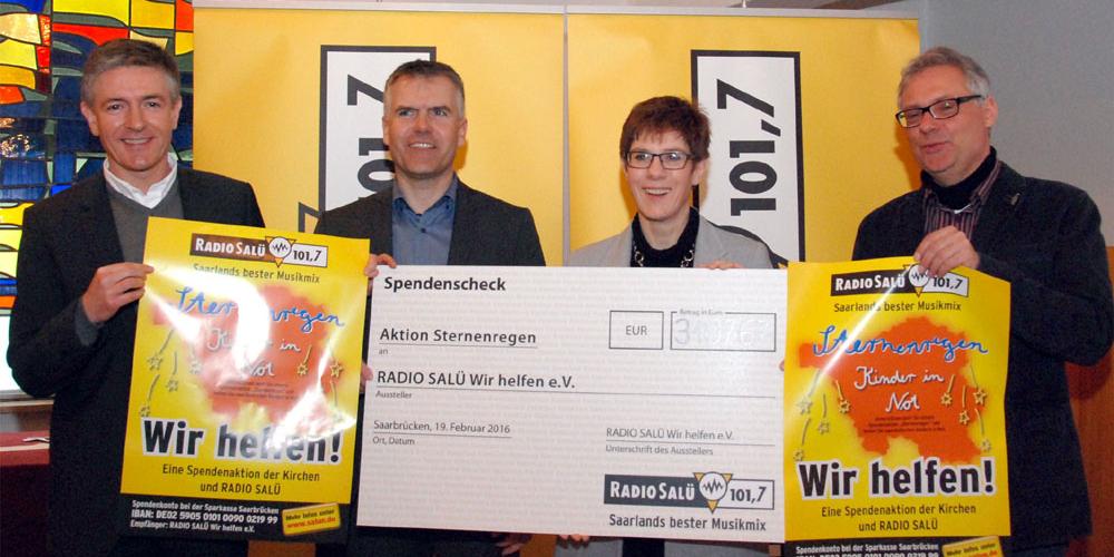 Freude über das gute Ergebnis (vlnr): Salü-Geschäftsführer Sascha Thiel, Ministerpräsidentin Annegret Kramp-Karrenbauer, Caritas-Direktor Michael Groß und Pfarrer Wolgang Glitt