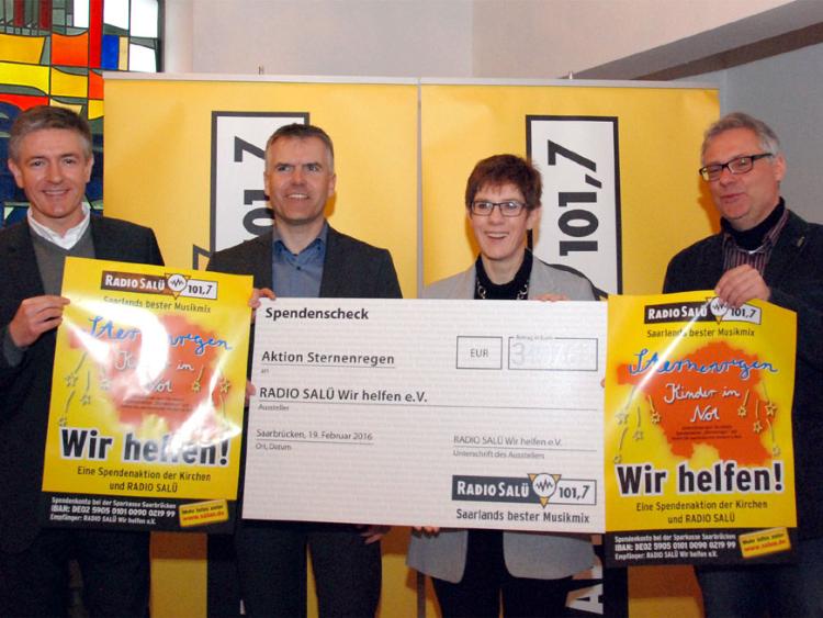 Freude über das gute Ergebnis (vlnr): Salü-Geschäftsführer Sascha Thiel, Ministerpräsidentin Annegret Kramp-Karrenbauer, Caritas-Direktor Michael Groß und Pfarrer Wolgang Glitt