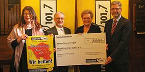 Übergabe des symbolischen Spendenschecks an Anne Fennel
