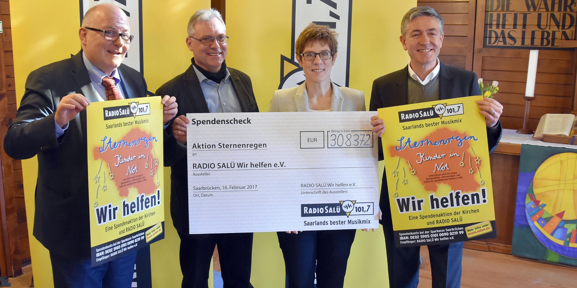 (v.l.) Landespfarrer Albrecht Bähr, Pfarrer Wolfgang Glitt, Ministerpräsidentin Annegret Kramp-Karrenbauer und Radio Salü-Geschäftsführer Sascha Thiel