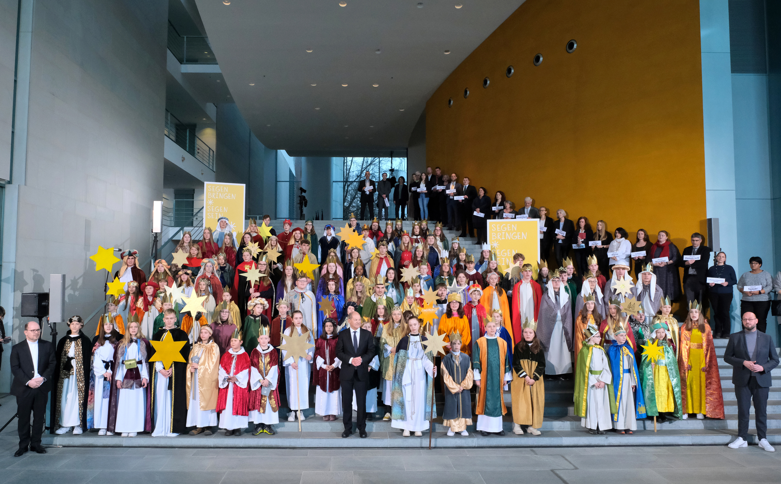 Kronen, Sterne und Kinder in prächtigen Gewändern im Kanzleramt: Bundeskanzler Olaf Scholz hat am 5. Januar 108 Sternsinger aus ganz Deutschland empfangen. Foto: Ralf Adloff / Kindermissionswerk