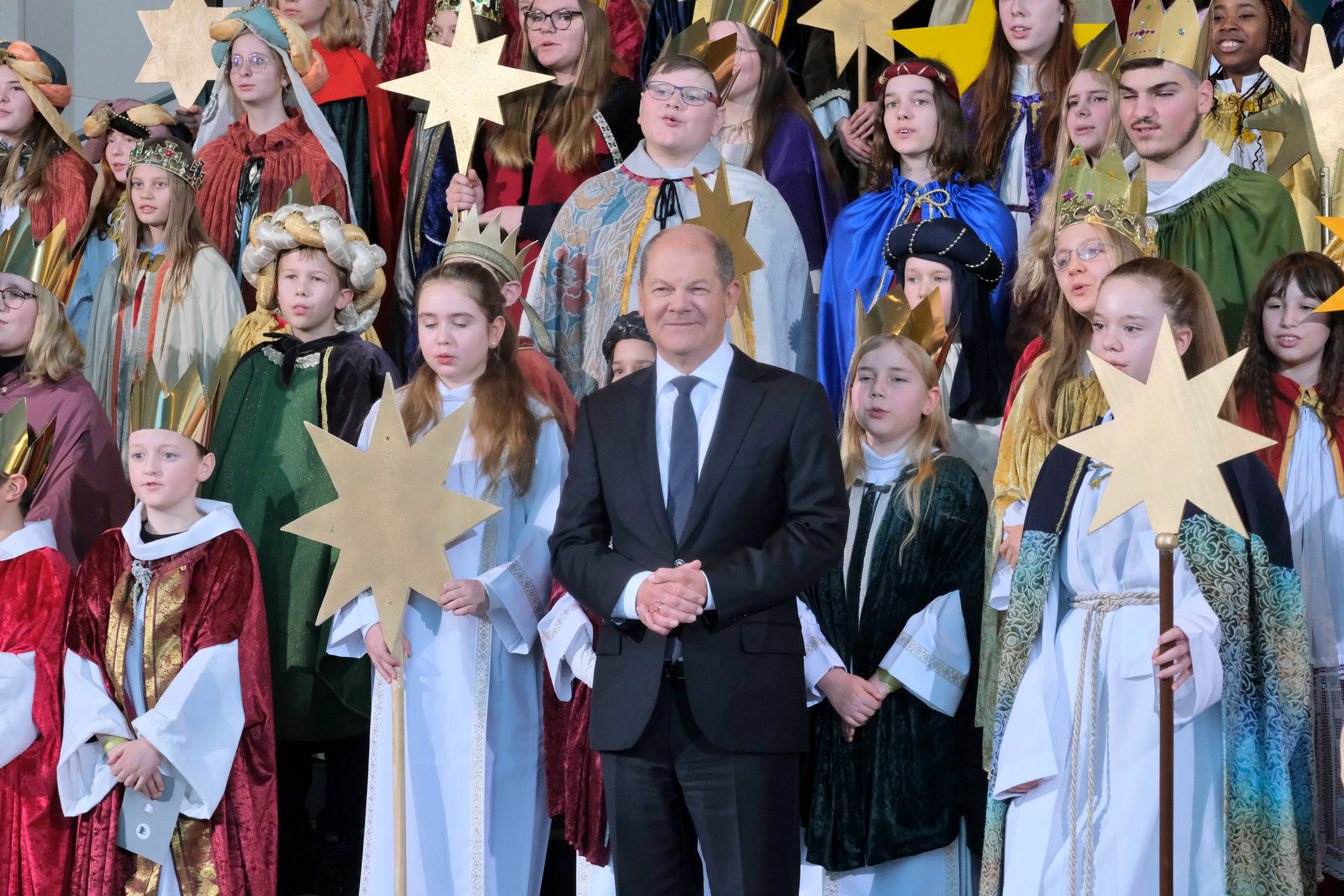 Kronen, Sterne und Kinder in prächtigen Gewändern im Kanzleramt: Bundeskanzler Olaf Scholz empfing am 05. Januar 108 Sternsinger aus ganz Deutschland stellvertretend für die engagierten Mädchen und Jungen, die sich rund um das Dreikönigsfest bundesweit an der 65. Aktion Dreikönigssingen beteiligen. Foto: Ralf Adloff / Kindermissionswerk