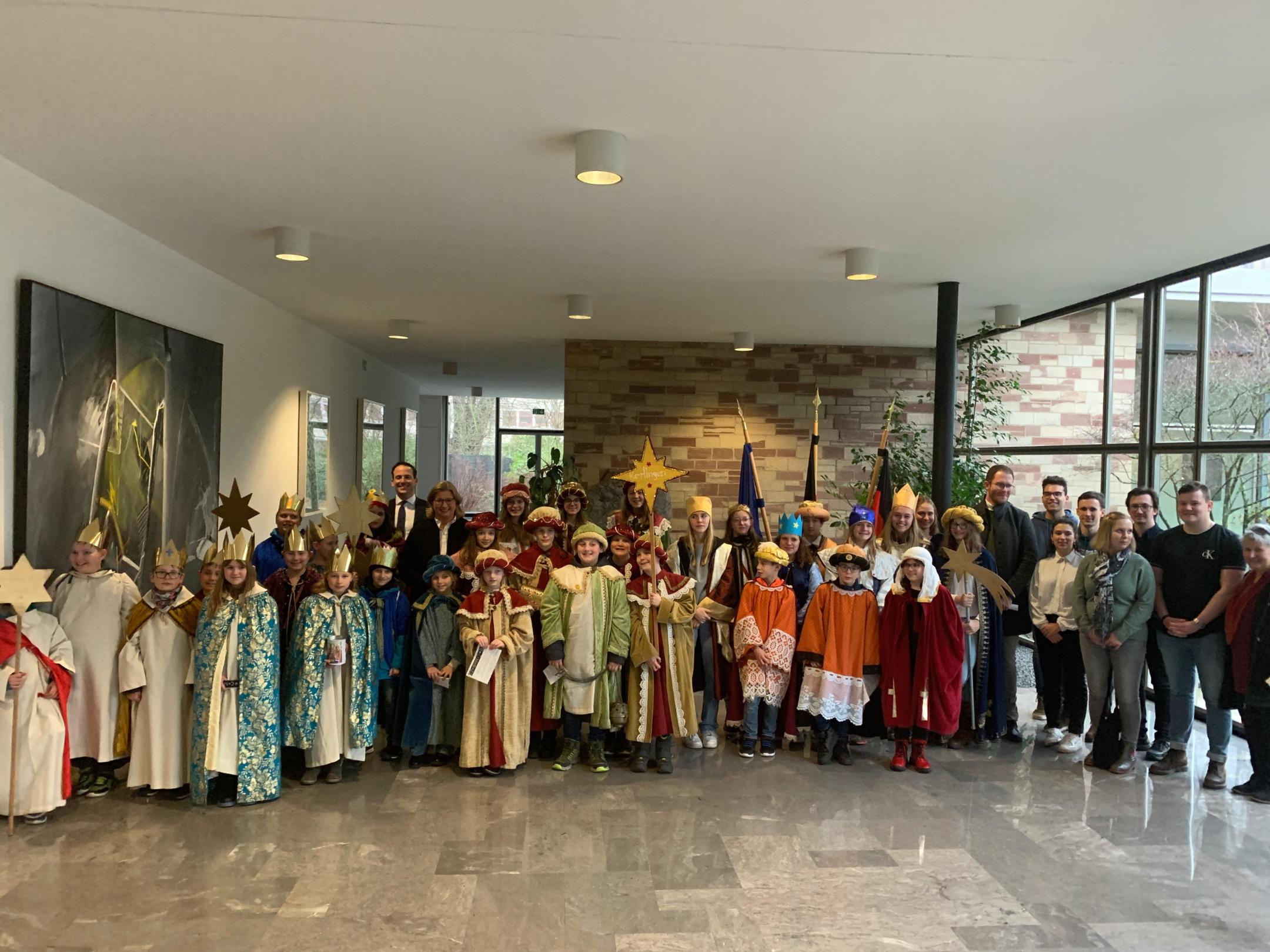 40 Sternsingerinnen und Sternsinger haben den Segen in die Staatskanzlei gebracht. Fotos: uk