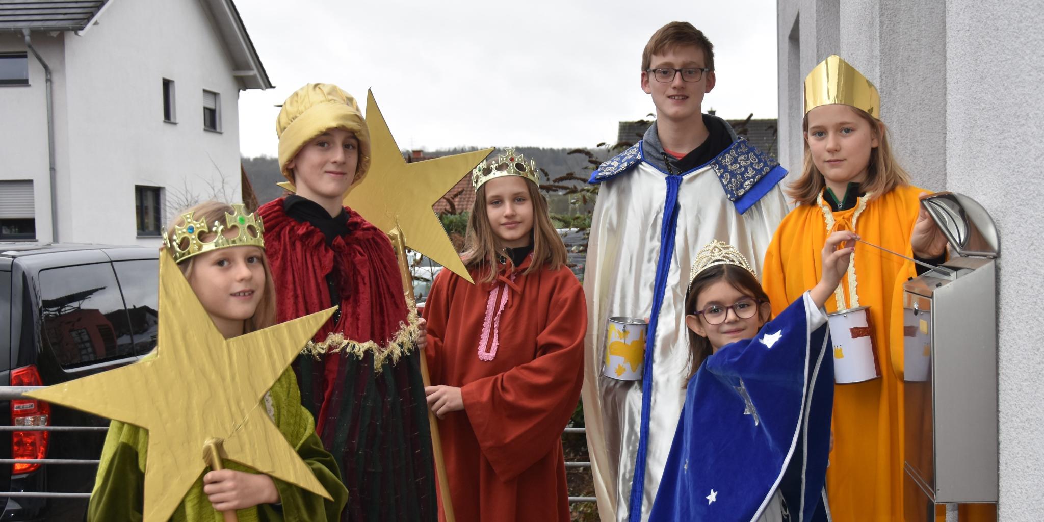 Die Sternsinger Sophie, Emil, Mia, Ella, Jakob und Justus sammeln am Samstag in Brotdorf Spenden für Kinder in Not und bringen den Segen. Foto: Ute Kirch/Bistum Trier