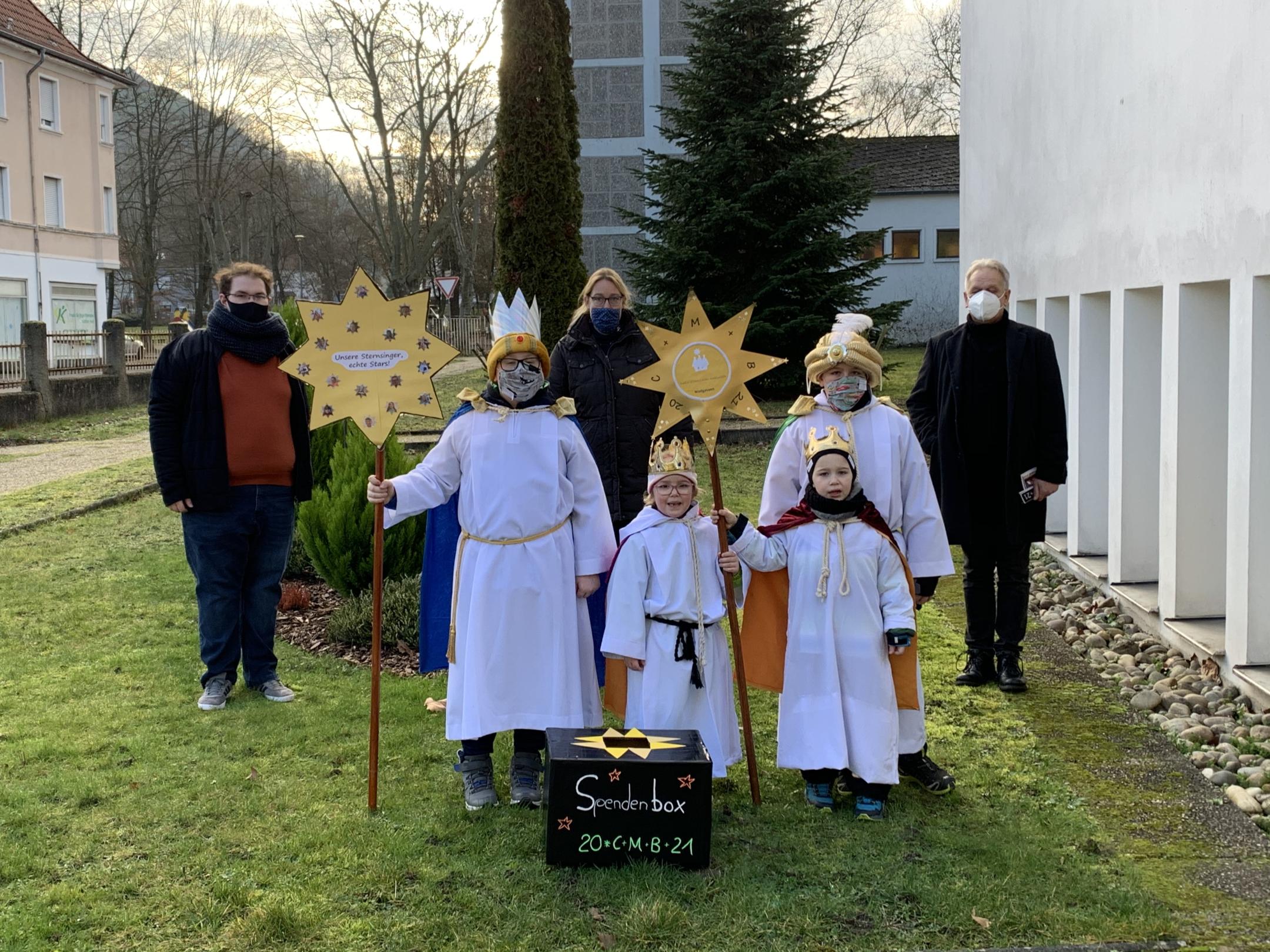 Timo Theisen, Lina Dreißig, Fynn Dreißig und Max Dreißig sind als Sternsinger in Hostenbach unterwegs. Messdiener-Gruppenleiter Tobias Zelanti, Mutter Susanne Dreißig und Pastor André Kardas koordinieren die diesjährige Aktion. Bildquelle: Ute Kirch/Bischöfliche Pressestelle