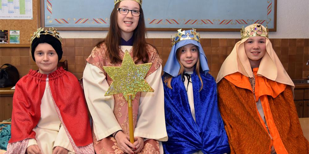 (vlnr.) Samuel, Anna, Louisa und Klara, die glücklichen Sternsinger, die am 9. Januar Kanzlerin Angela Merkel in Berlin treffen werden