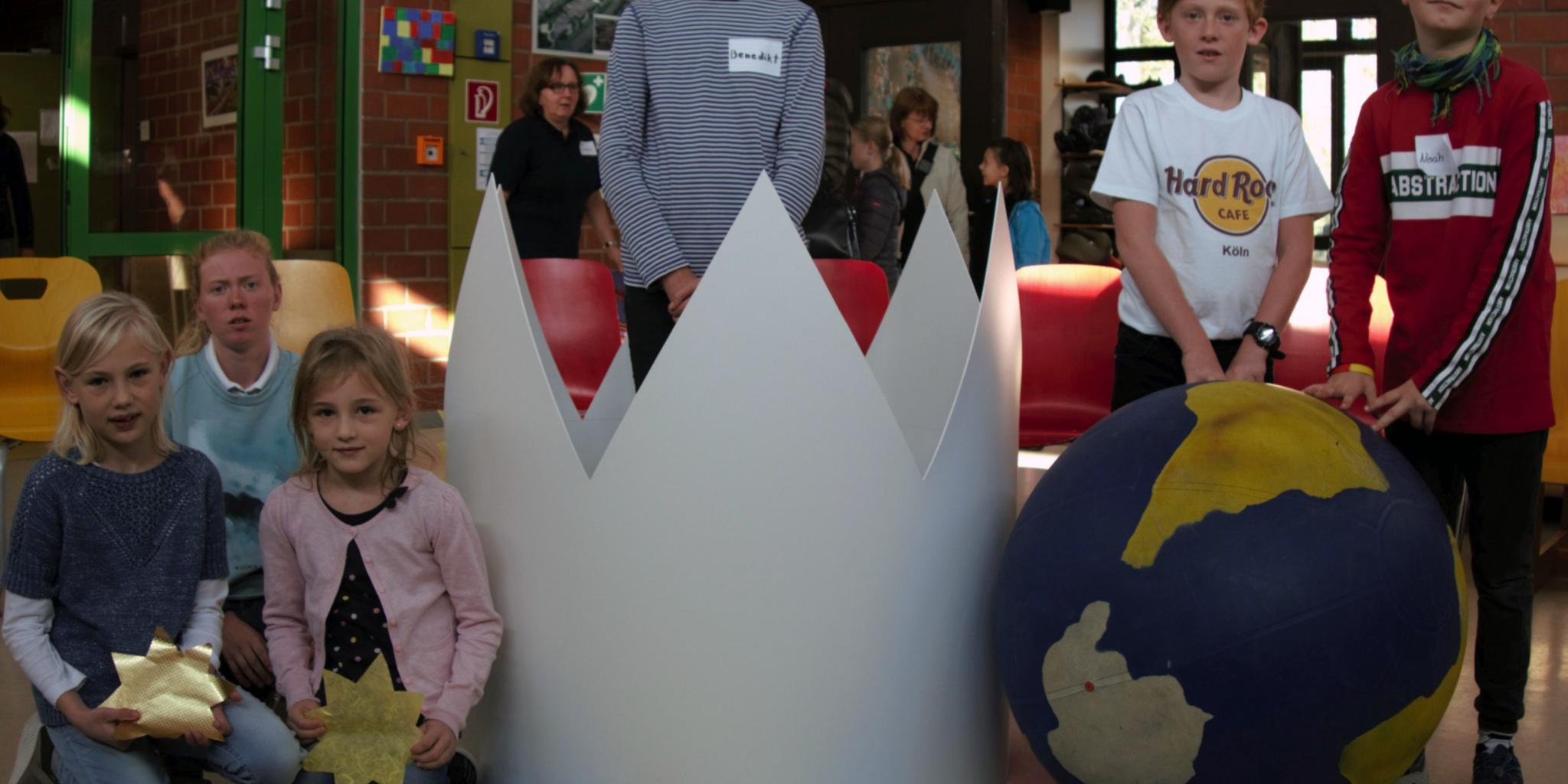 Die Kinder präsentieren ihre gebastelten Werke.