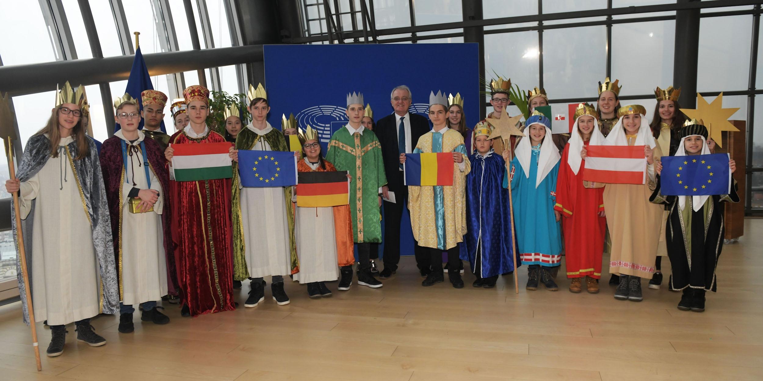 23 Sternsinger aus Deutschland, Österreich, Ungarn, Rumänien, Italien und Belgien sind im Europaparlament von EU-Vizepräsident Rainer Wieland begrüßt worden. Die deutschen Sternsinger Janina, Sebastian (1. und 2. von links), Leon und Enie Charlotte (7. und 8. v. links) kommen aus der Pfarreiengemeinschaft Gerolsteiner Land im Bistum Trier. (Foto: Ivan Put / Kindermissionswerk)