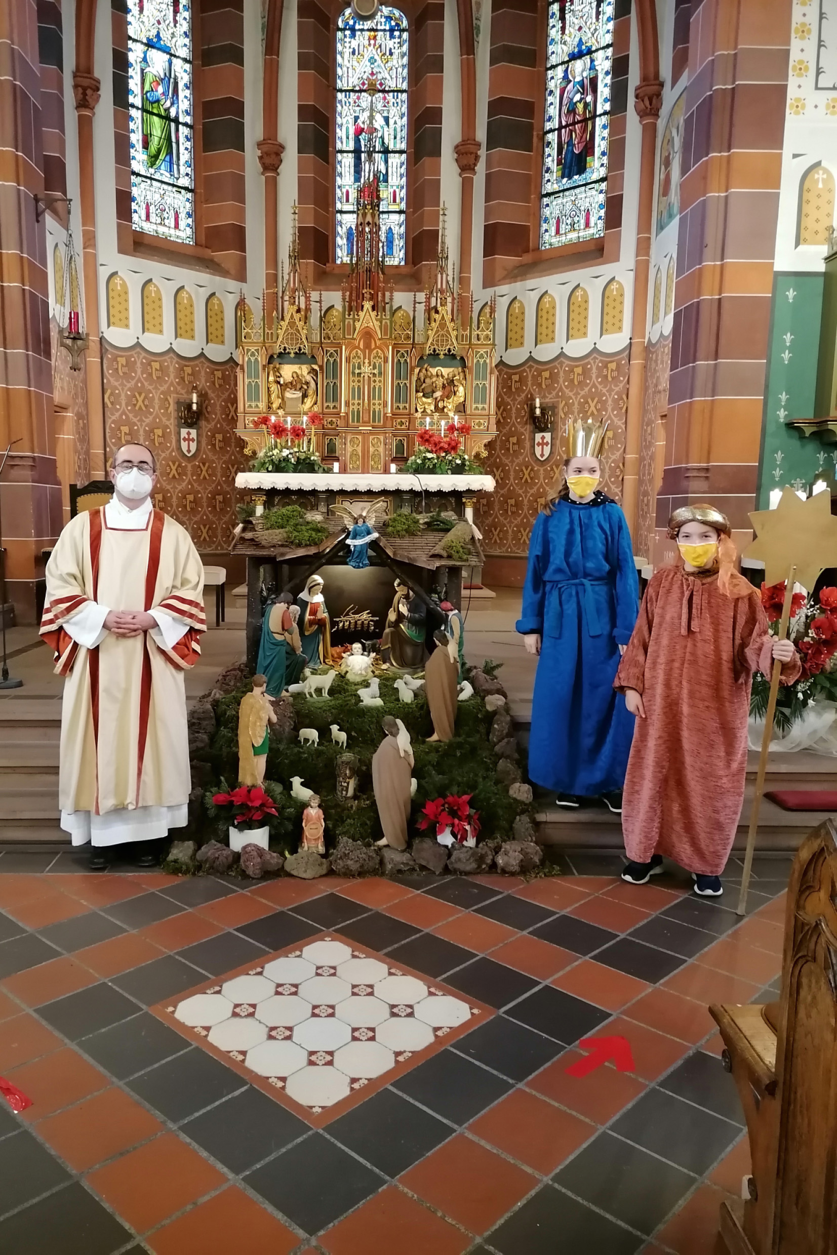 Die Sternsinger aus Gillenfeld mit Diakon Baumeister (links)