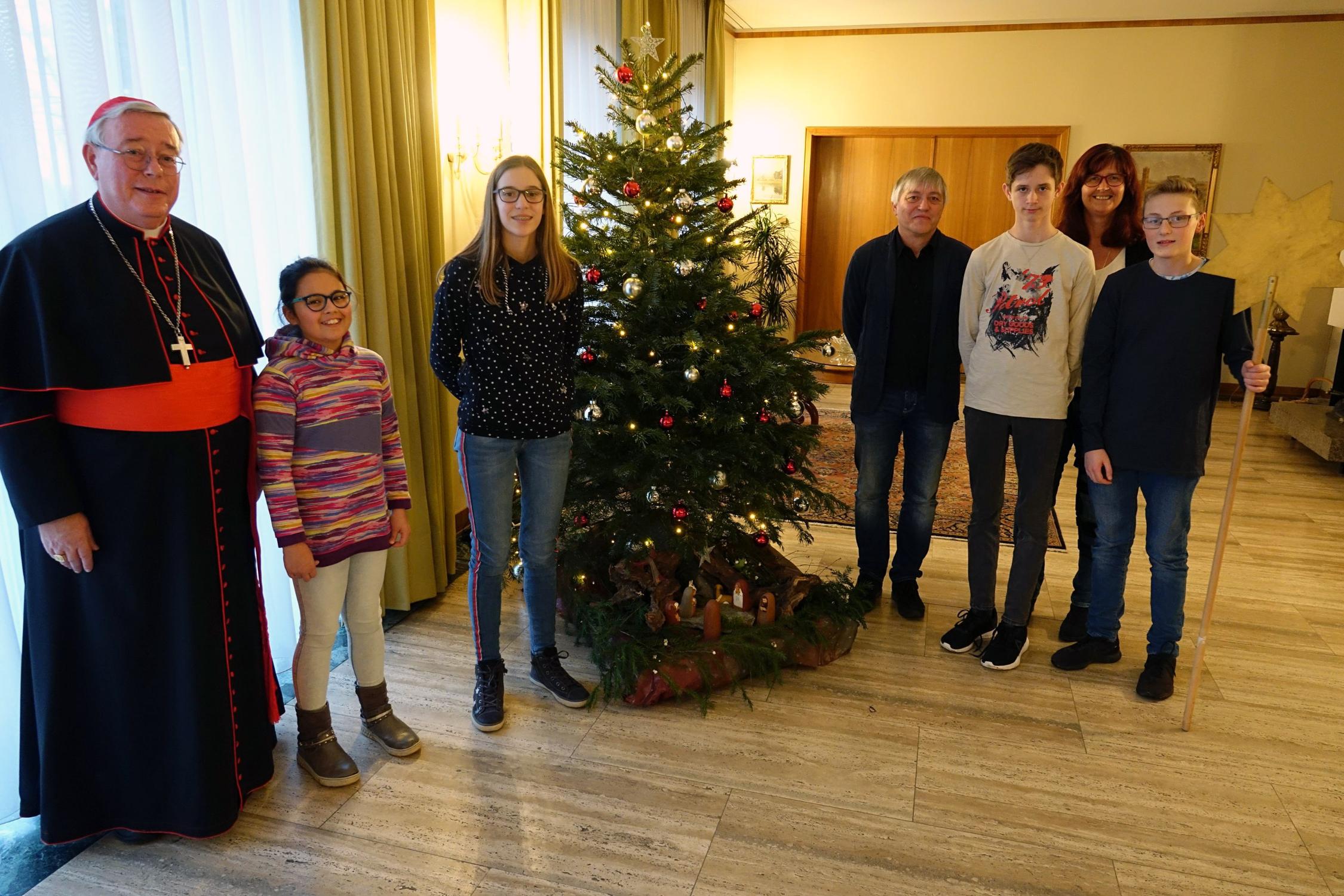 Die Gruppe besuchte Kardinal Hollerich (links)