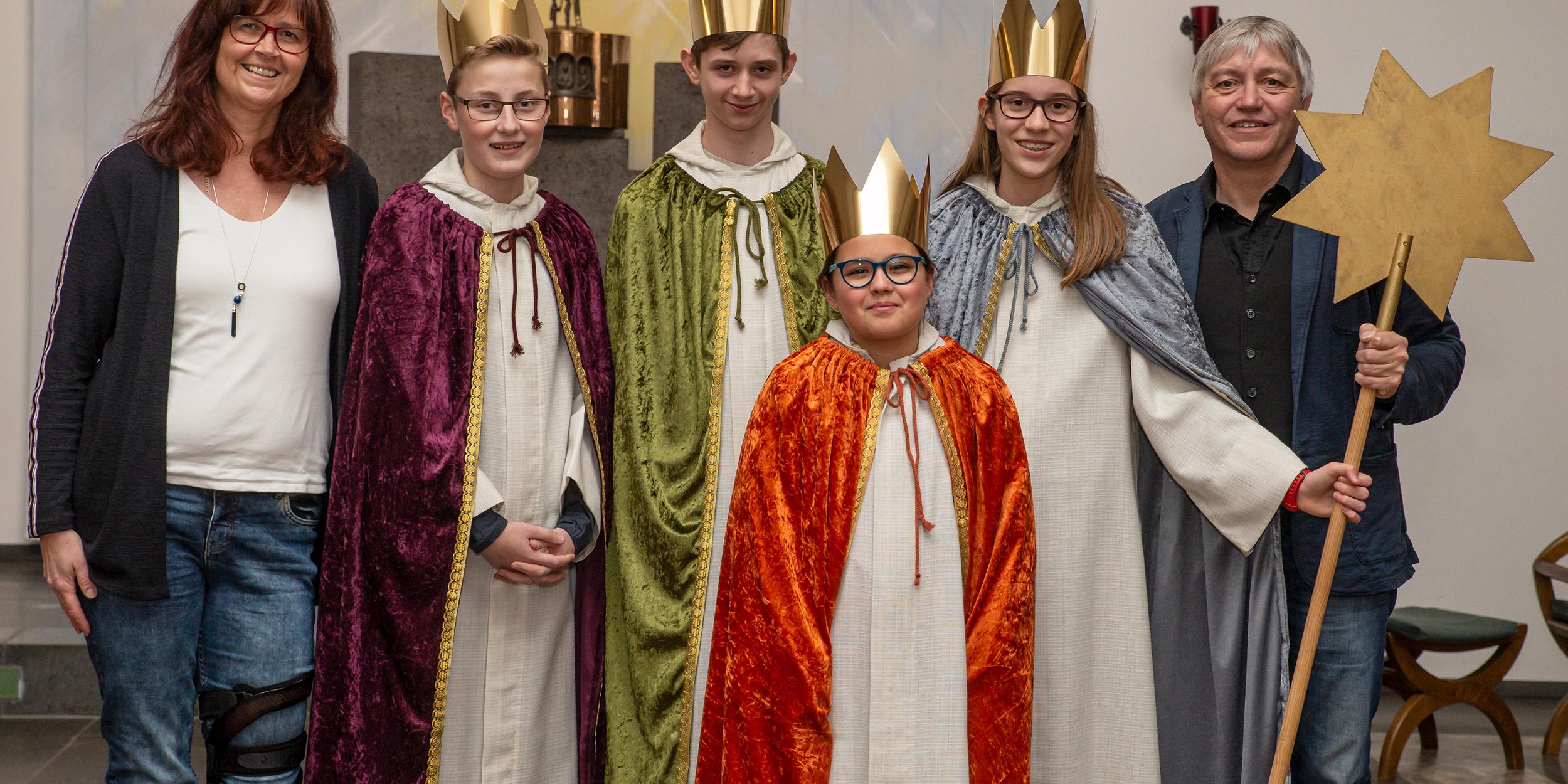 Die Sternsinger mit ihrer Betreuerin Anja Kessler (links) und Pfarrer Ralf-Pius Krämer (rechts)