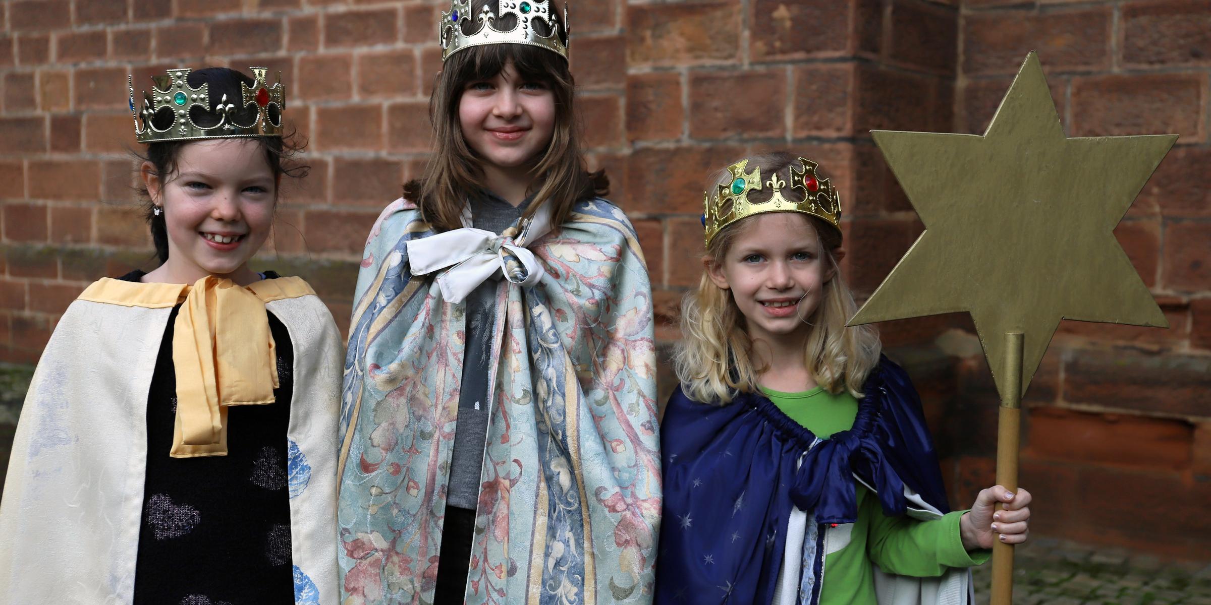 Jule, Katharina und Jasmin (vlnr.), alle acht Jahre alt und Schweicher Kommunionkinder, setzen sich beim Sternsingen für Gleichaltrige weltweit ein.