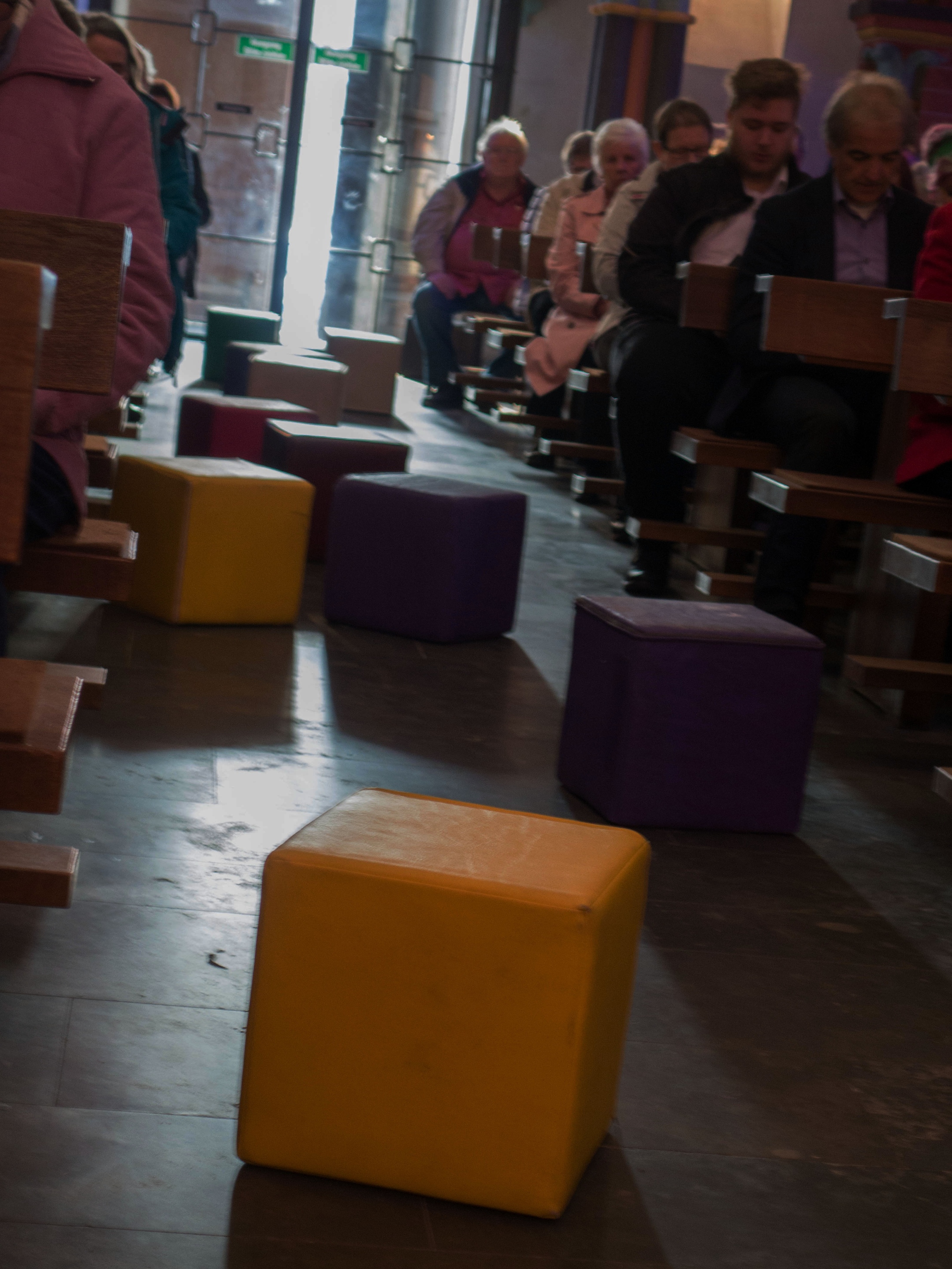 Die Sitzkissen stehen für Stolperfallen im Leben und beziehen sich auf das Gleichnis vom verlorenen Sohn aus dem Lukasevangelium.
